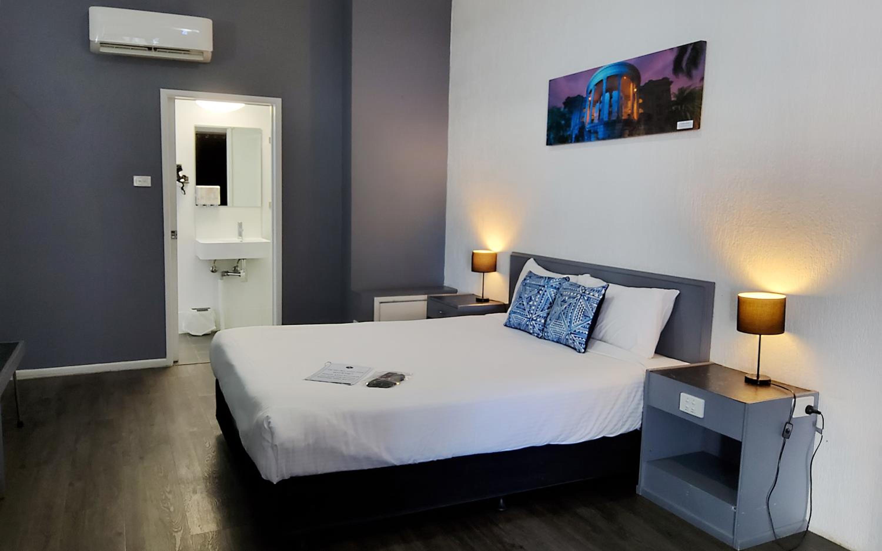 Pet Friendly Queen Room photo 3