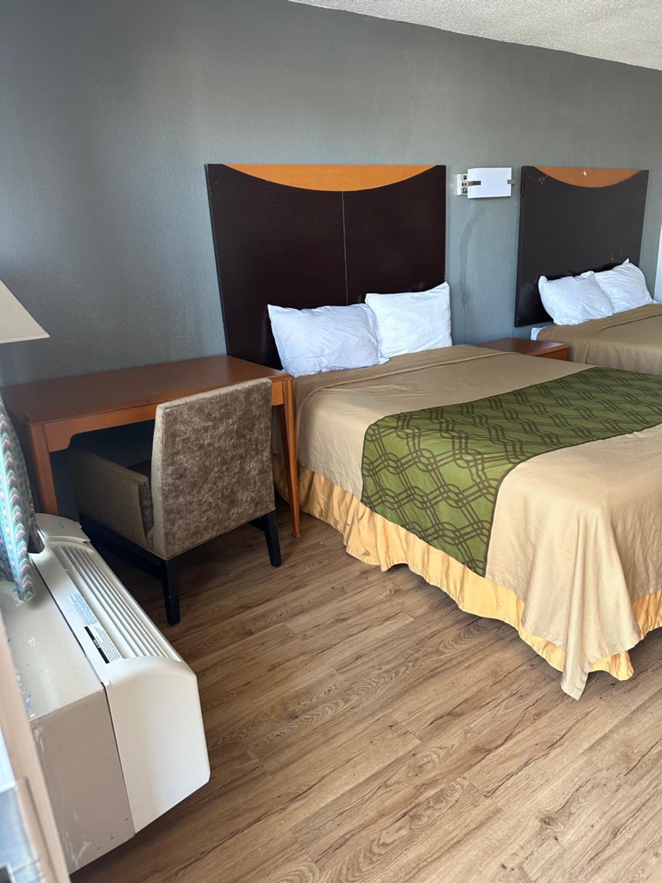 Double Room with Two Double Beds - Smoking photo 2