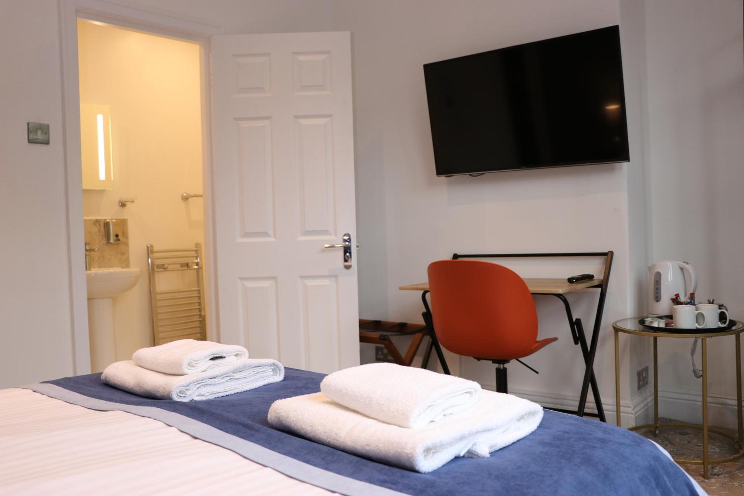 Deluxe Double Room with Shower - Photo 4