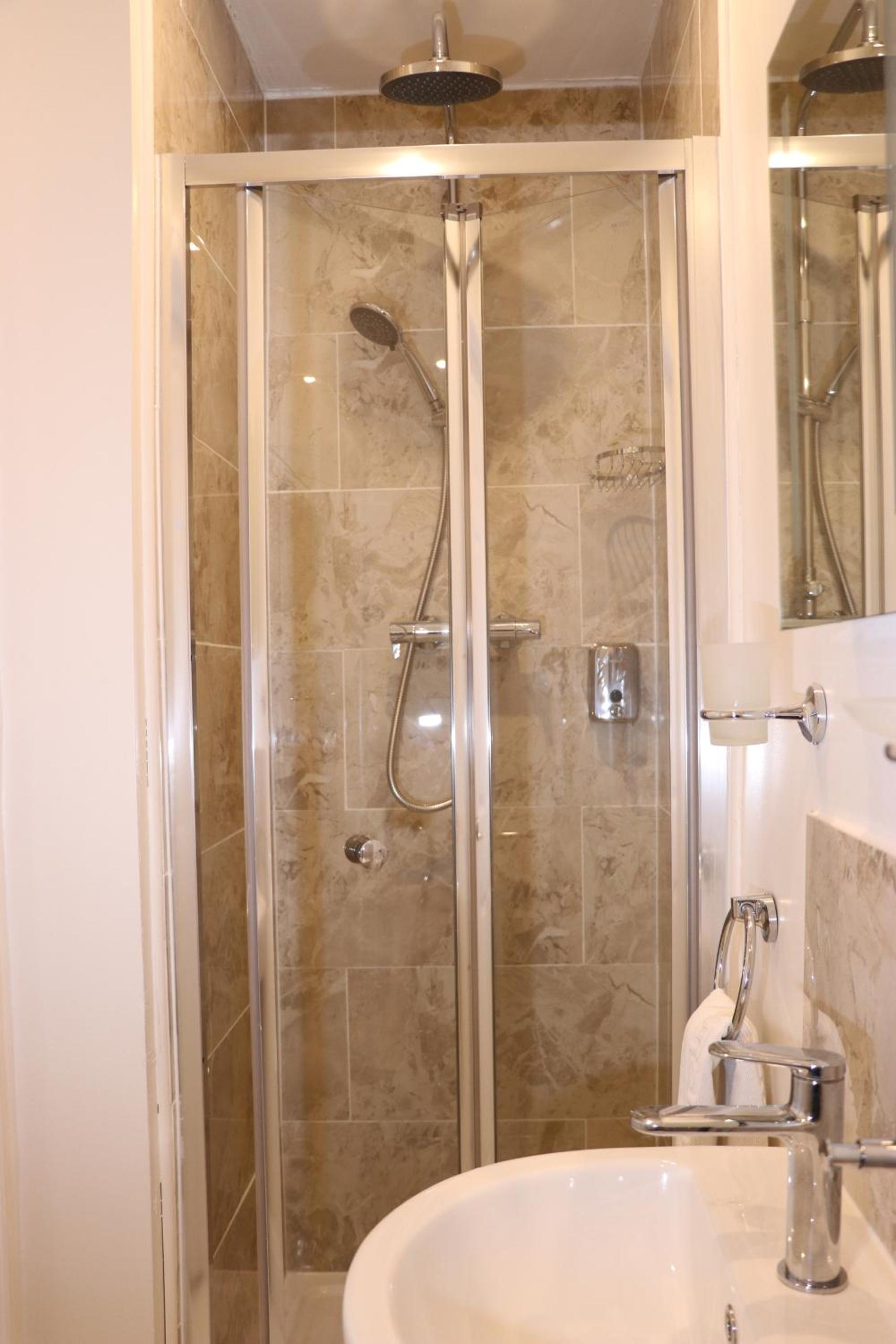 Deluxe Double Room with Shower - Photo 5