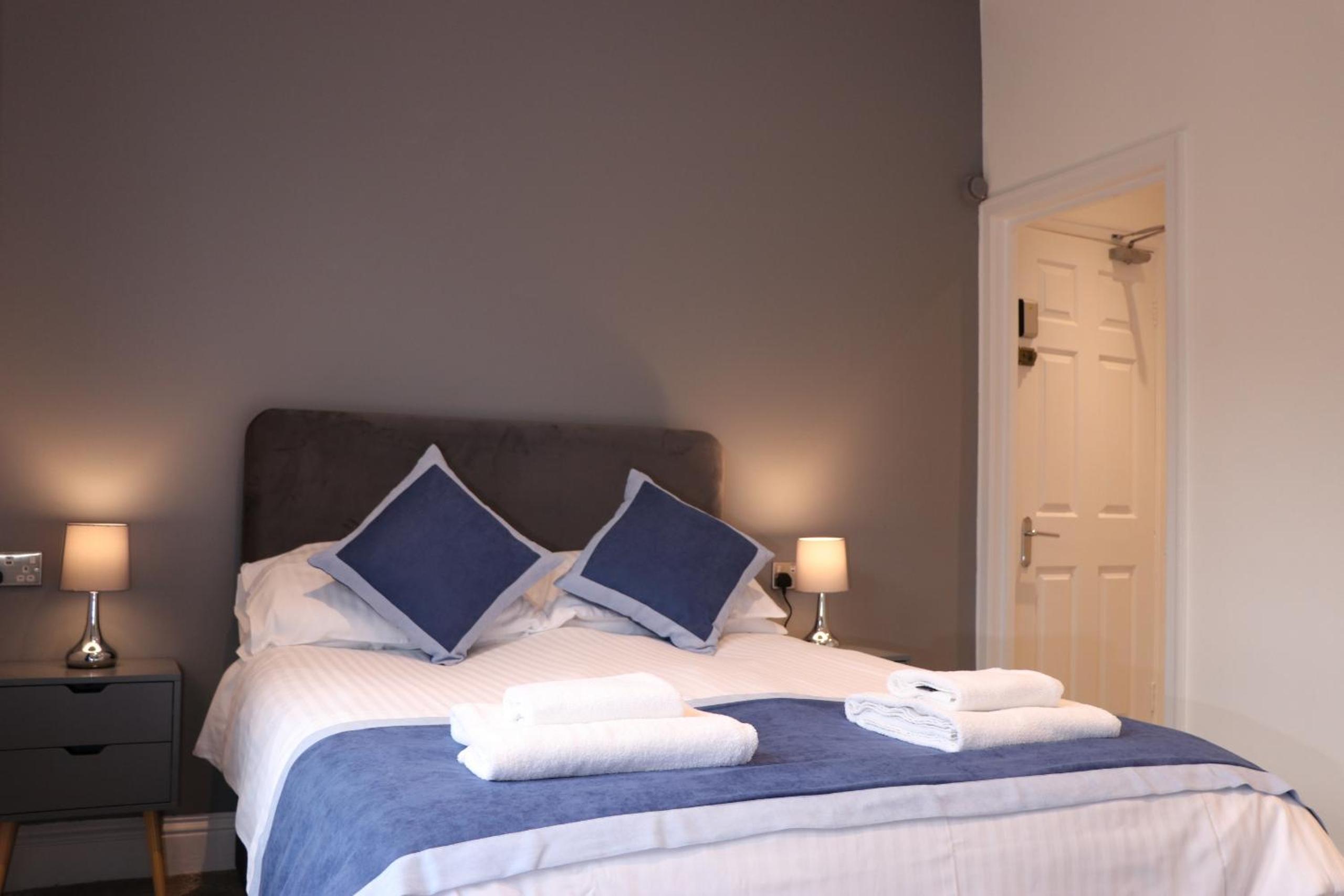 Deluxe Double Room with Shower - Photo 6