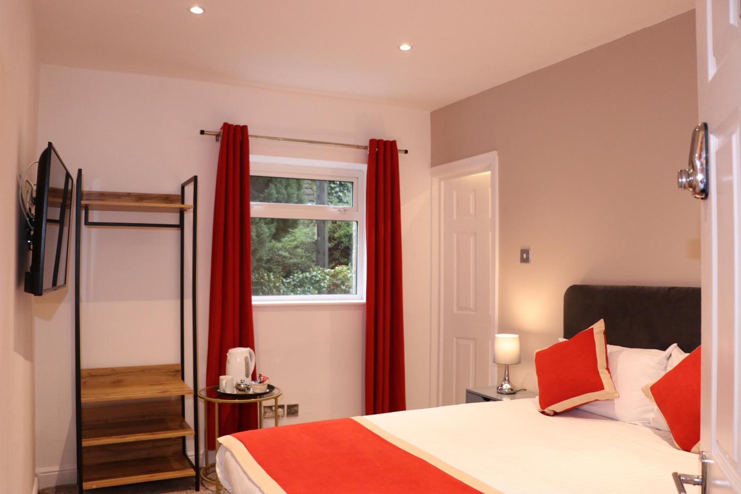 Deluxe Double Room with Shower - Photo 9