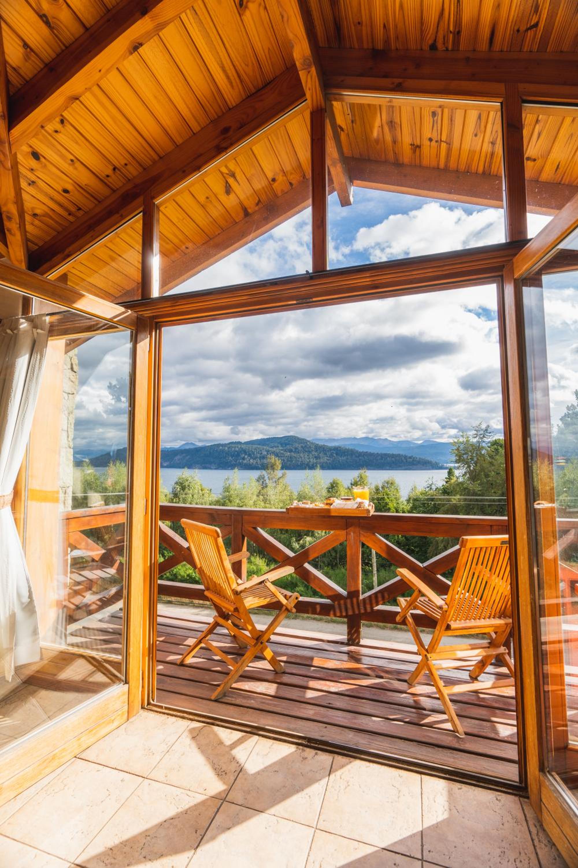Two-Bedroom Bungalow with Lake View photo 3