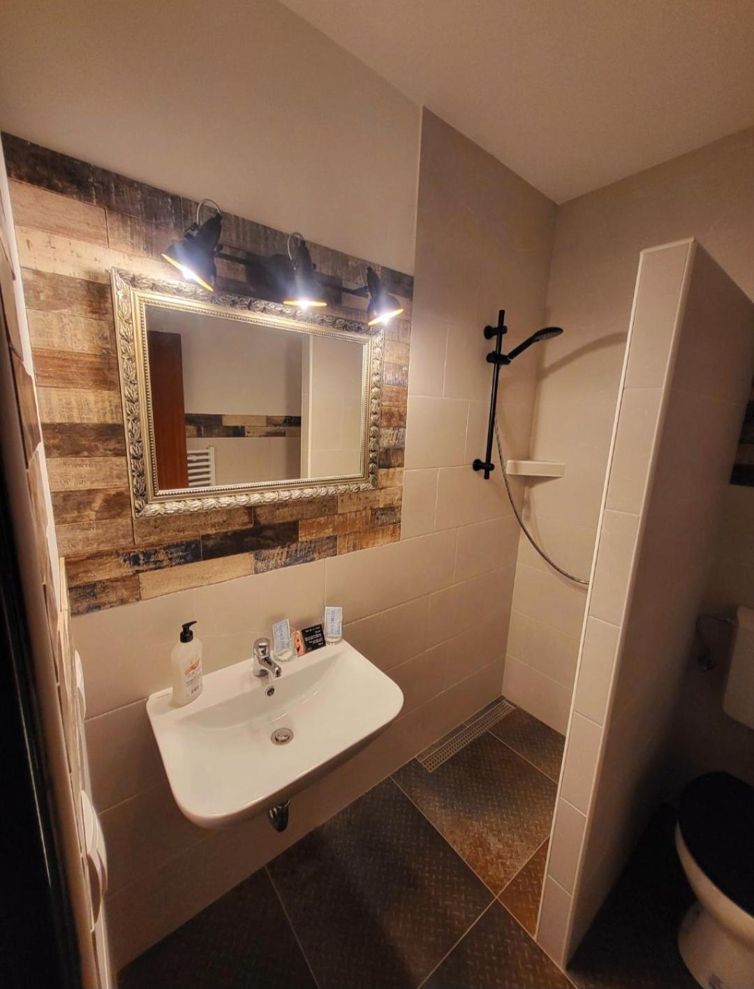 Small Double Room - Photo 5