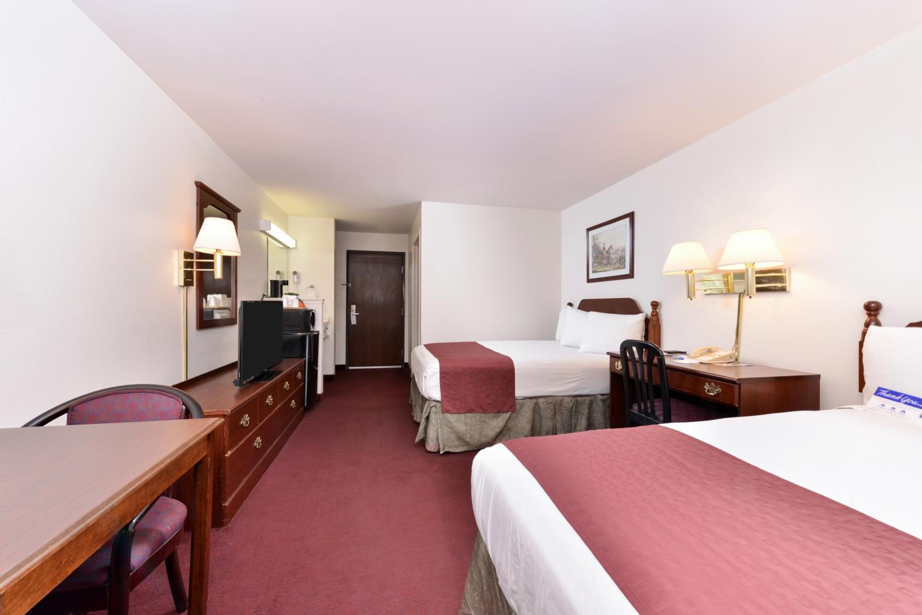 Queen Room with Two Queen Beds - Non-Smoking photo 2