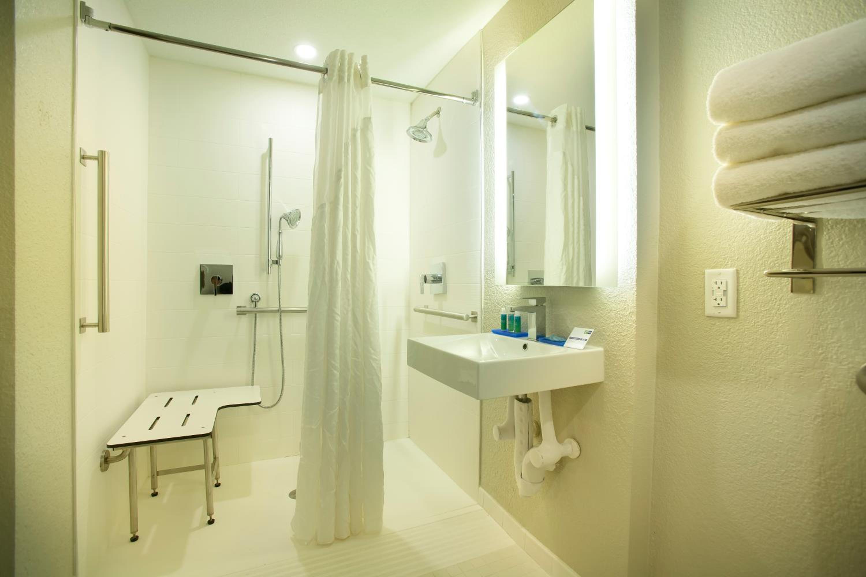 One-Bedroom King Suite with Communications Accessible Roll-In Shower - Photo 7