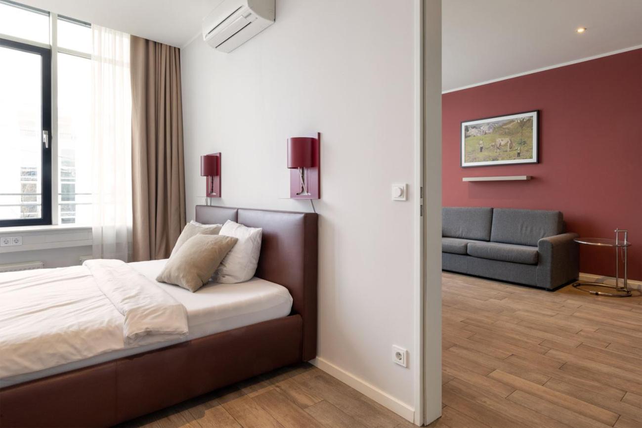 Apartment XL - King bed and separate bedroom