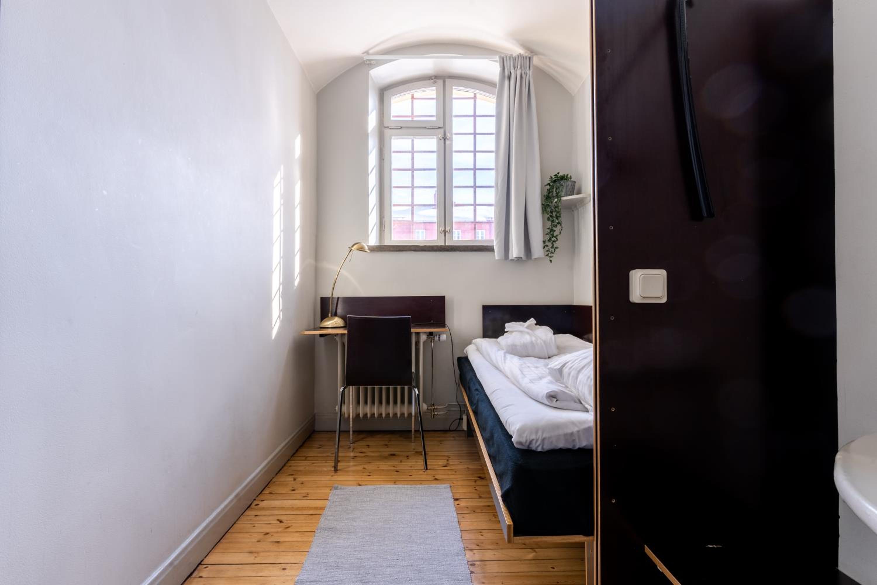 Single Room with Shared Bathroom photo 2