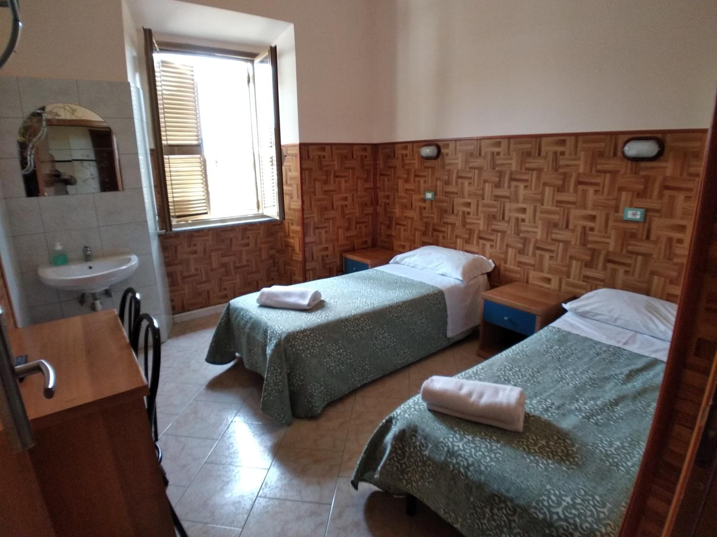 Budget Twin Room photo 2