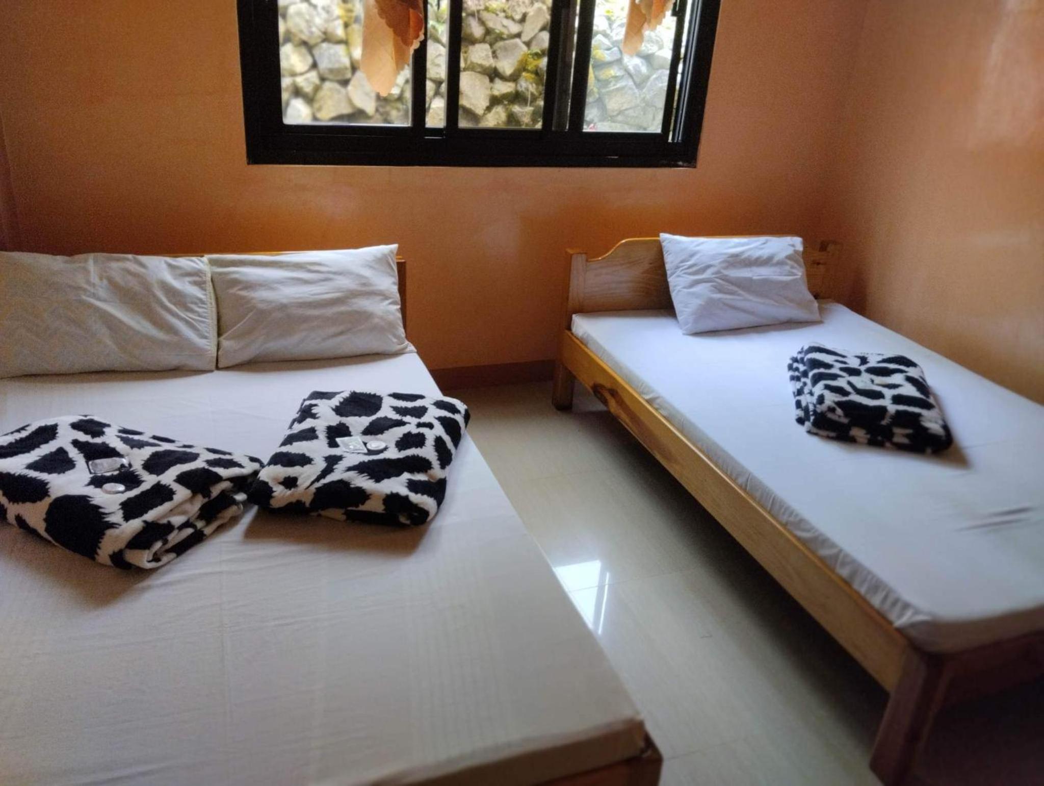 Quadruple Room with Private Bathroom photo 1