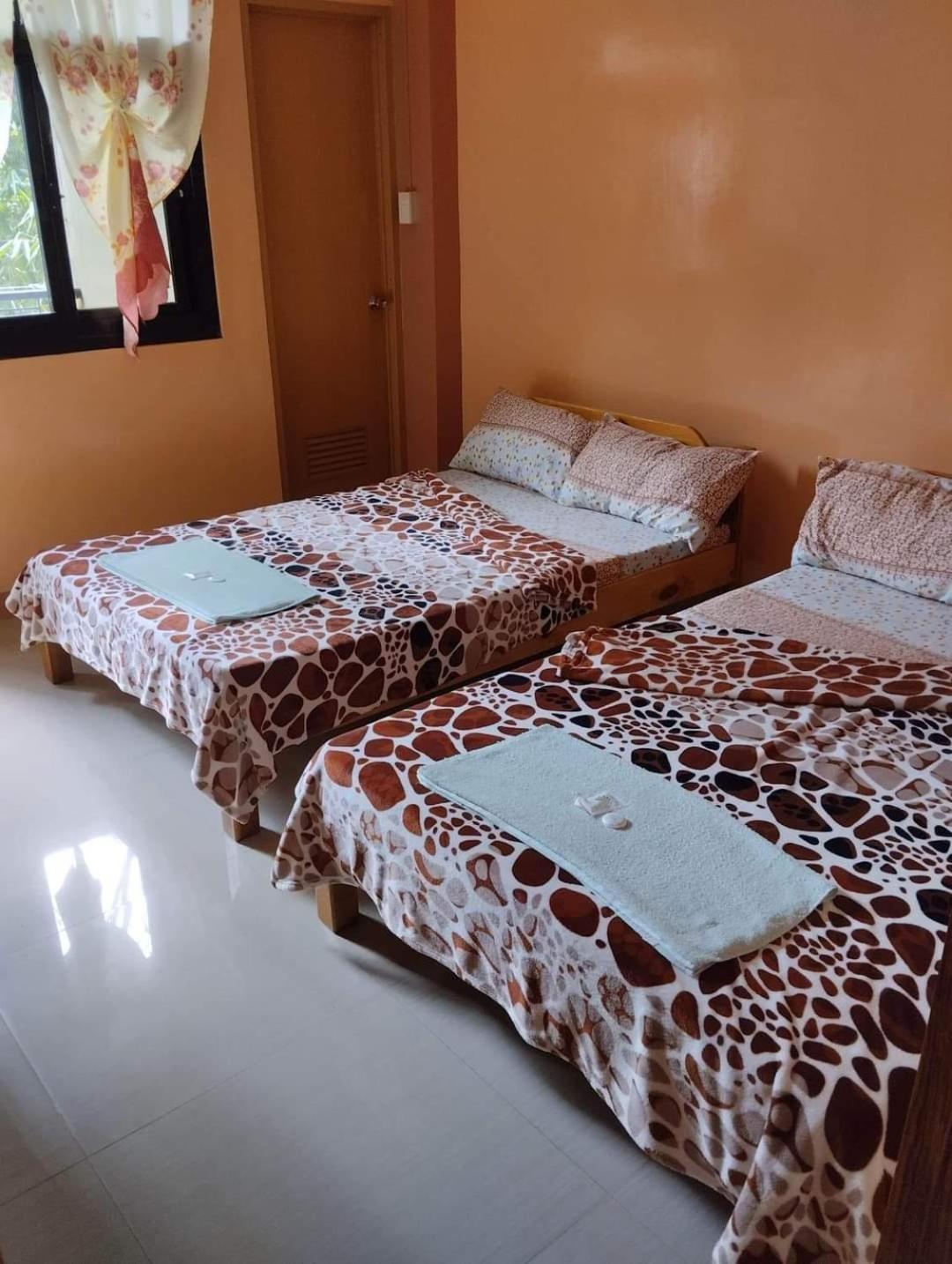 Quadruple Room with Private Bathroom photo 3