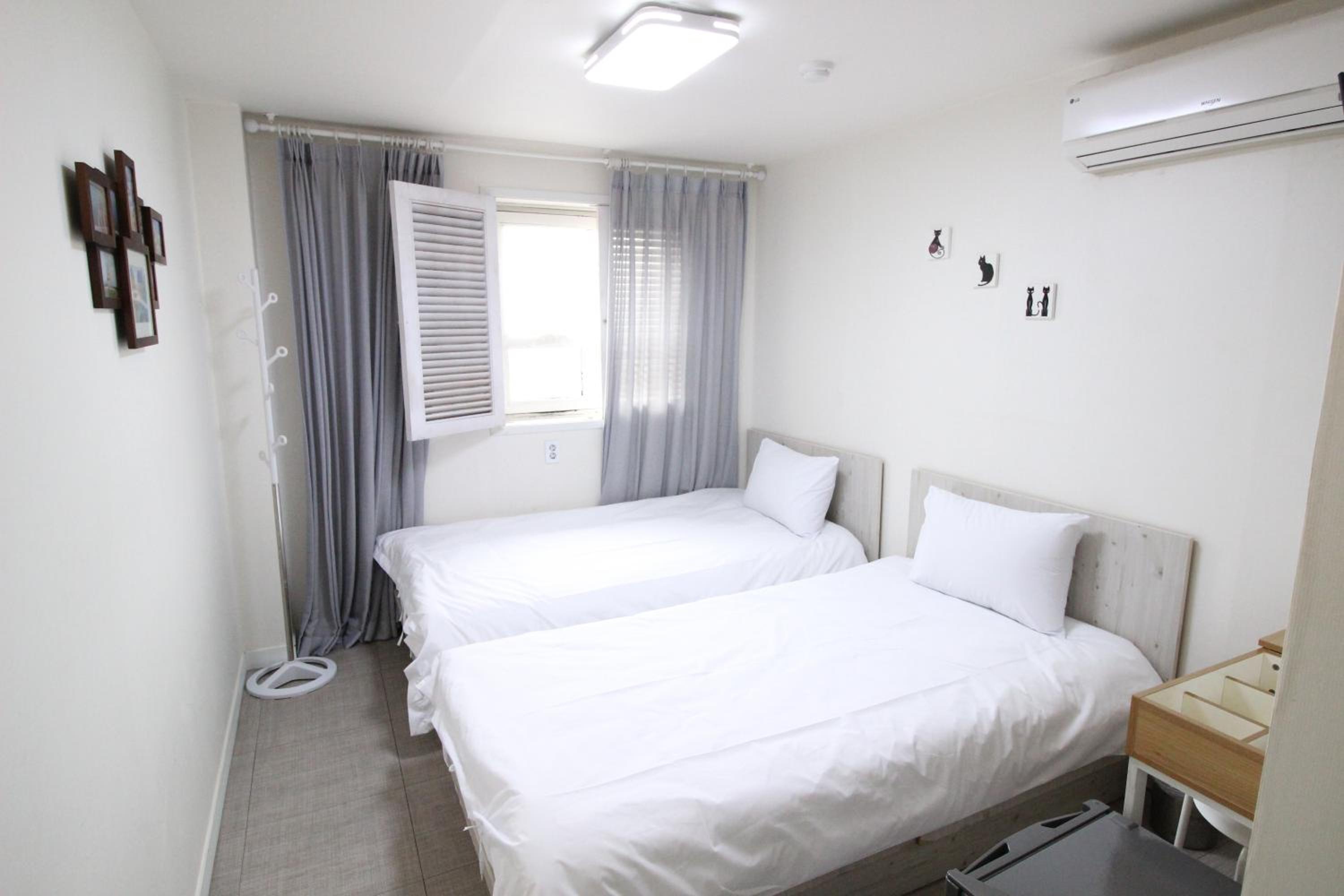 Twin Room - Photo 1