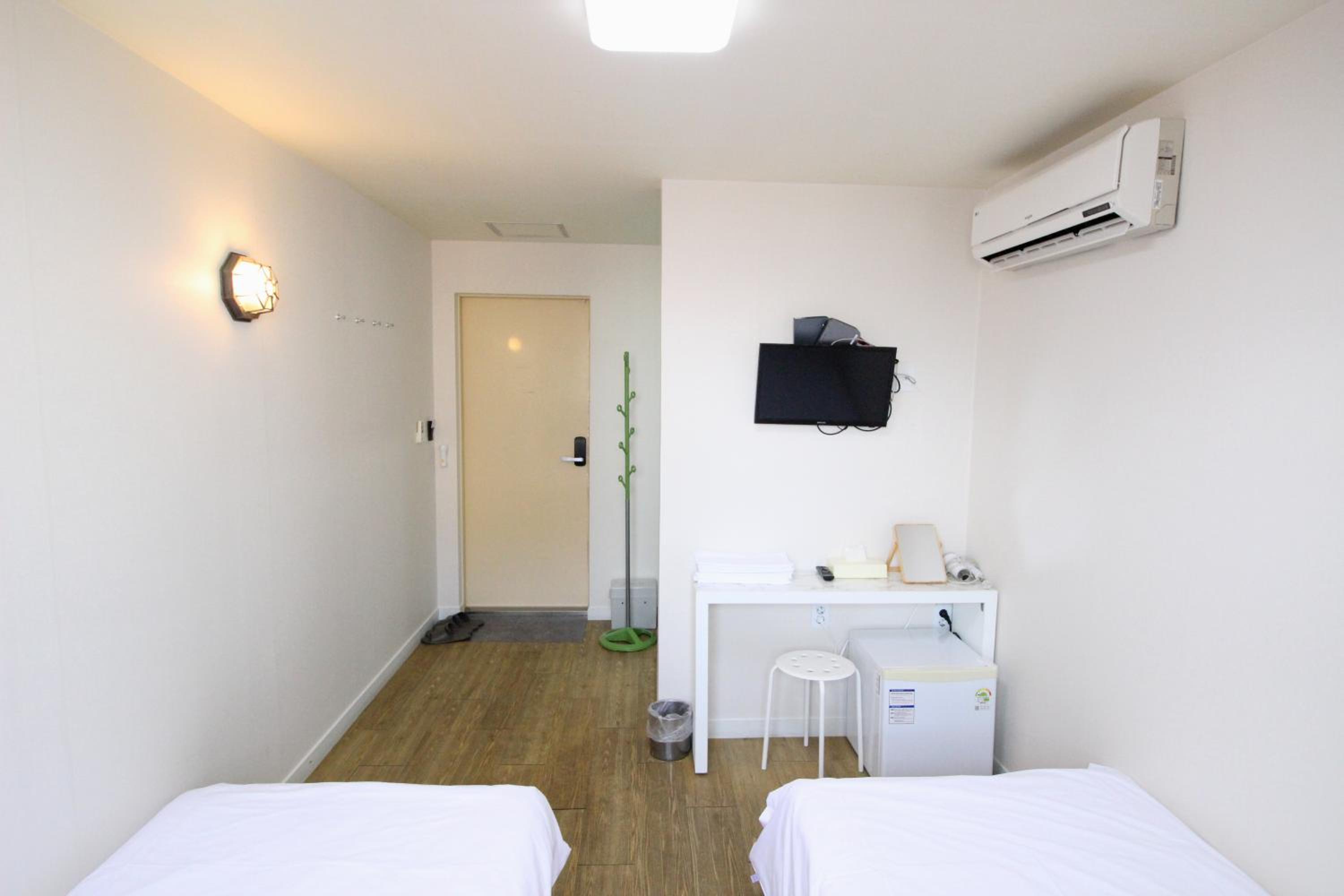Twin Room - Photo 2