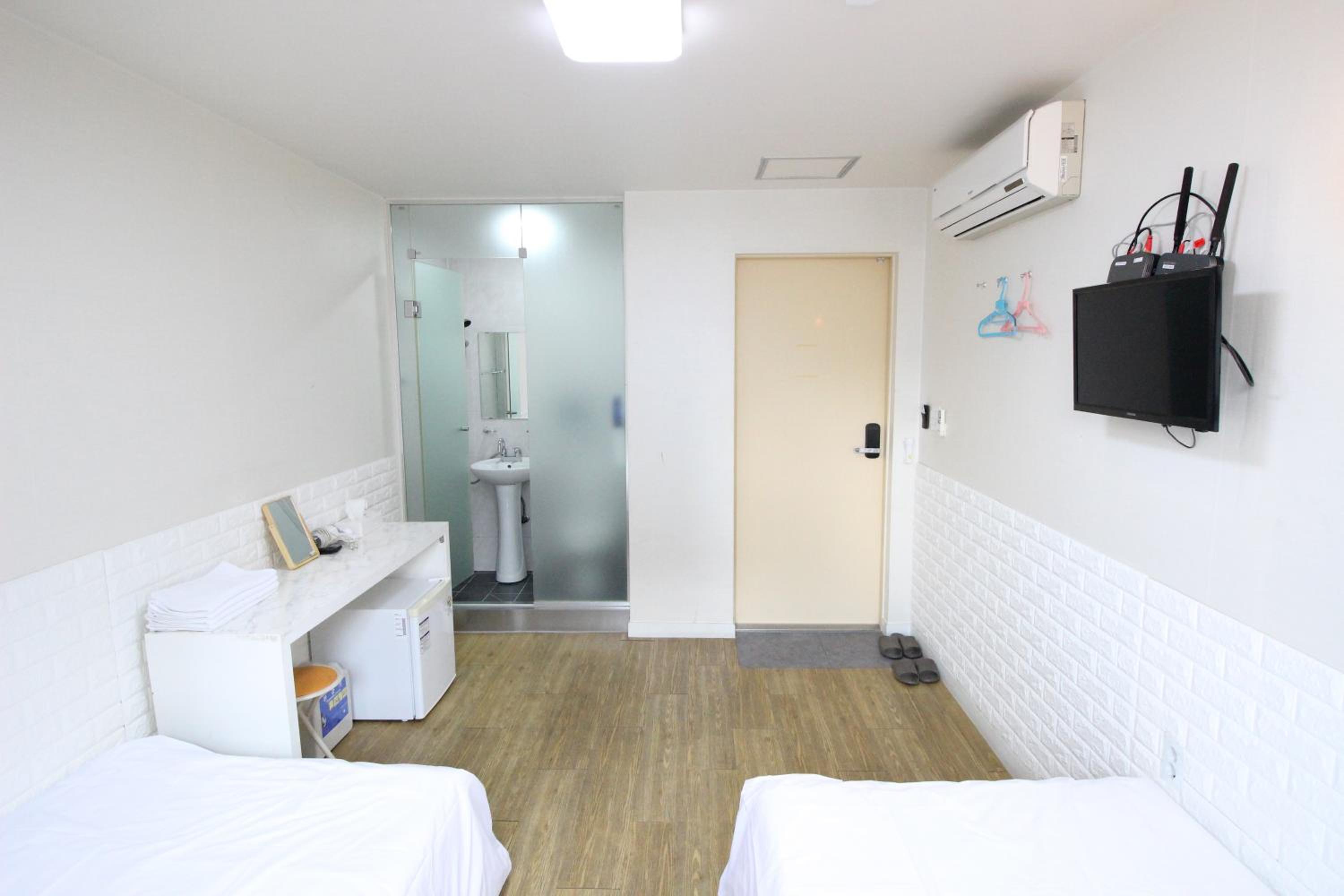 Twin Room - Photo 11