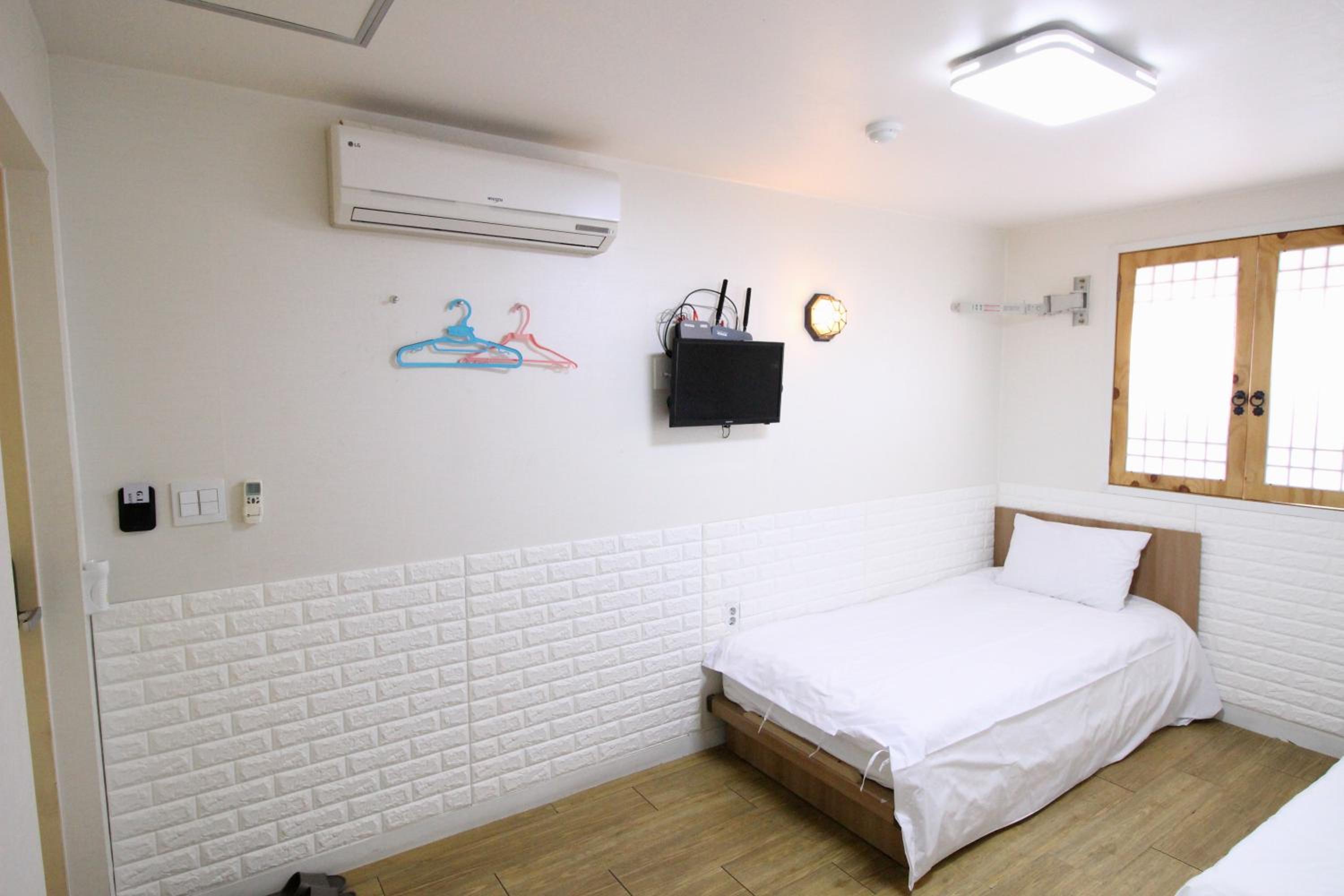 Twin Room - Photo 9