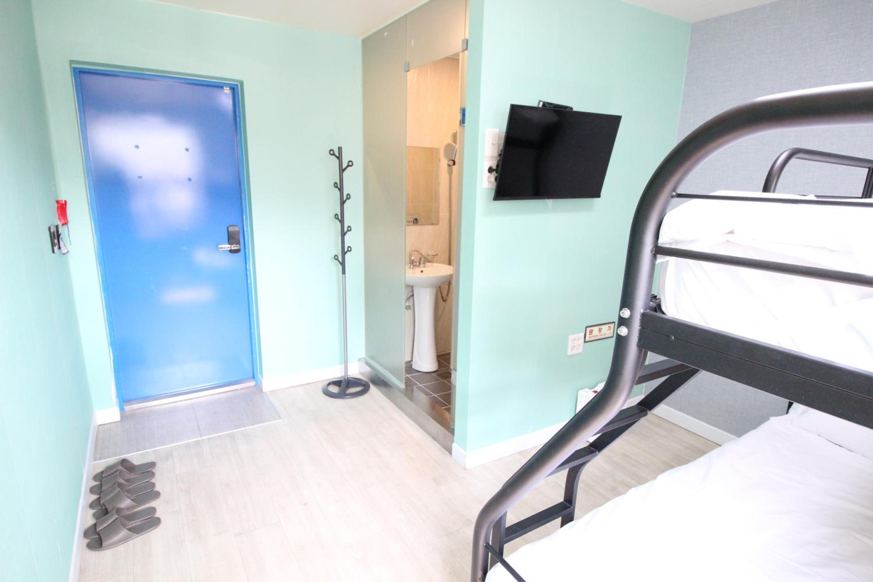 Economy Triple Room - Photo 4