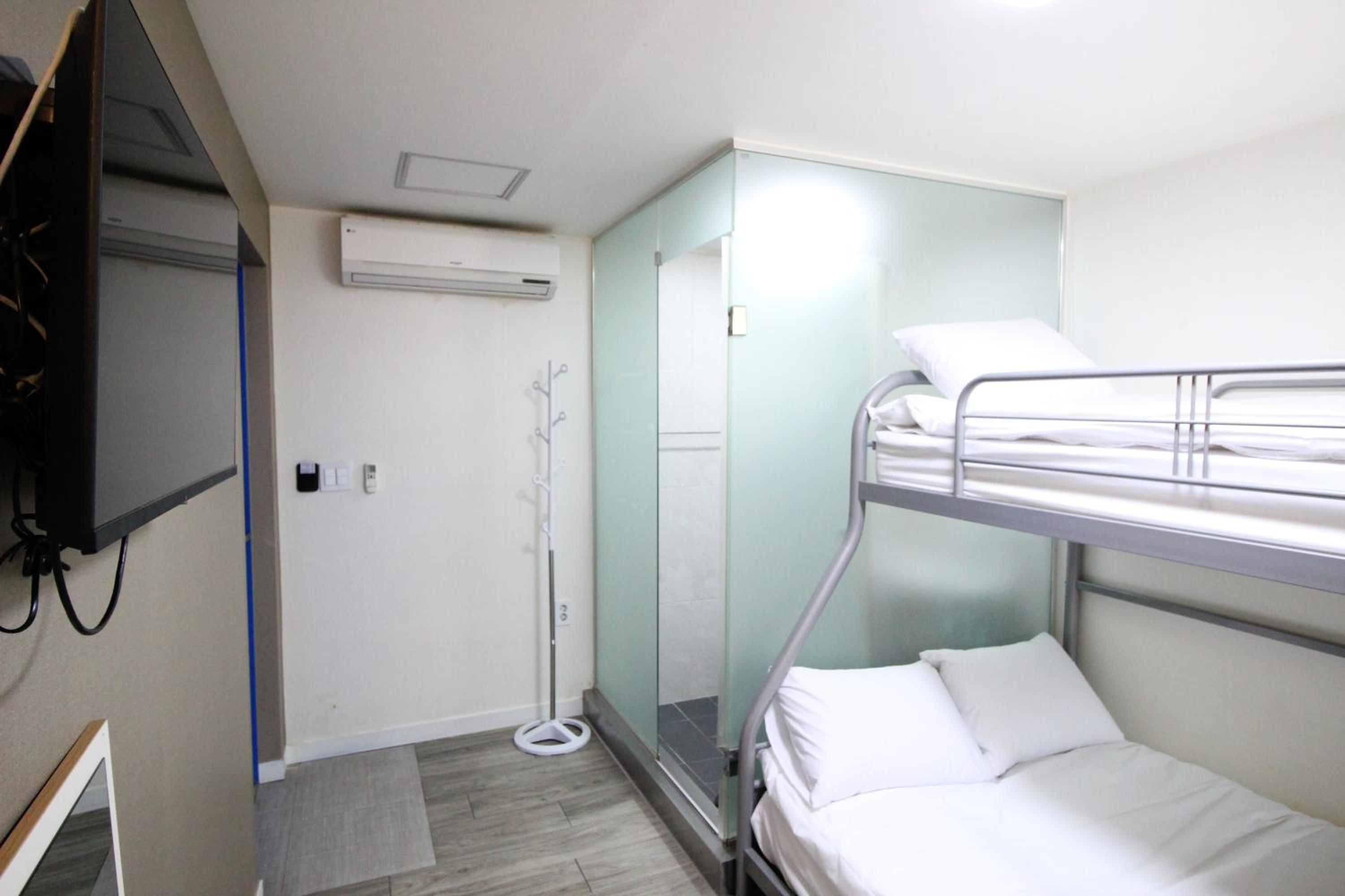 Economy Triple Room - Photo 10