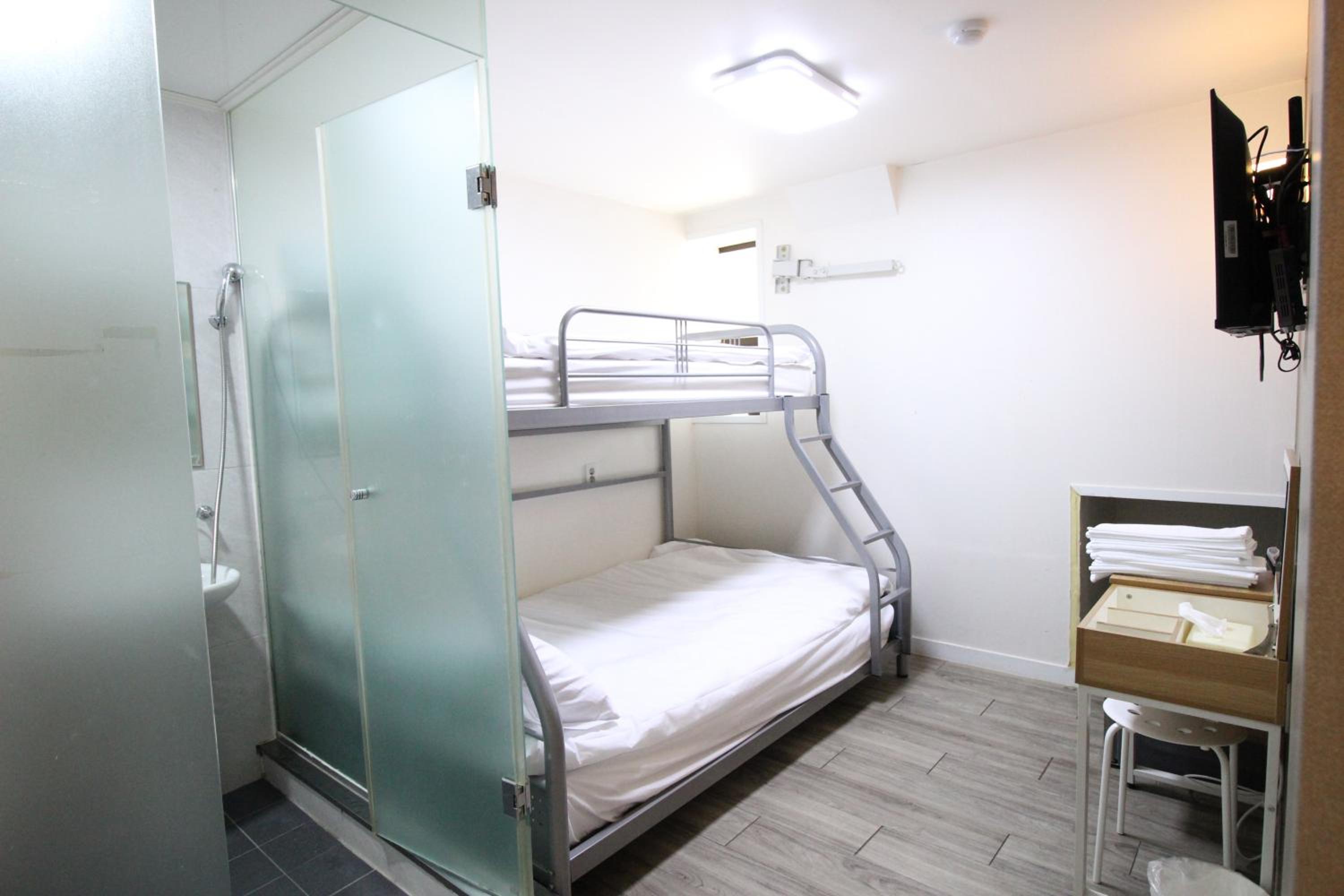 Economy Triple Room - Photo 9