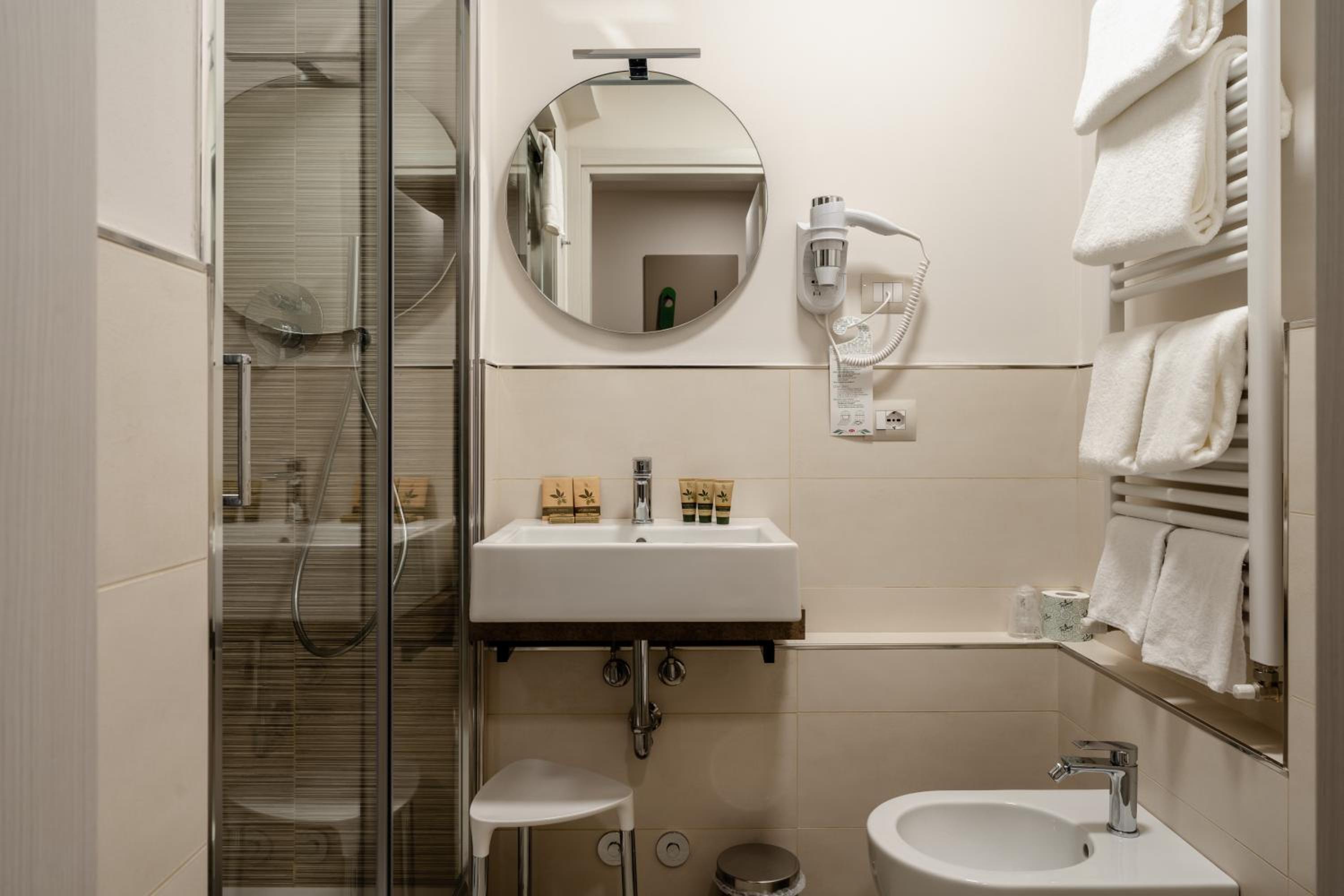 Standard Double or Twin Room - Photo 2