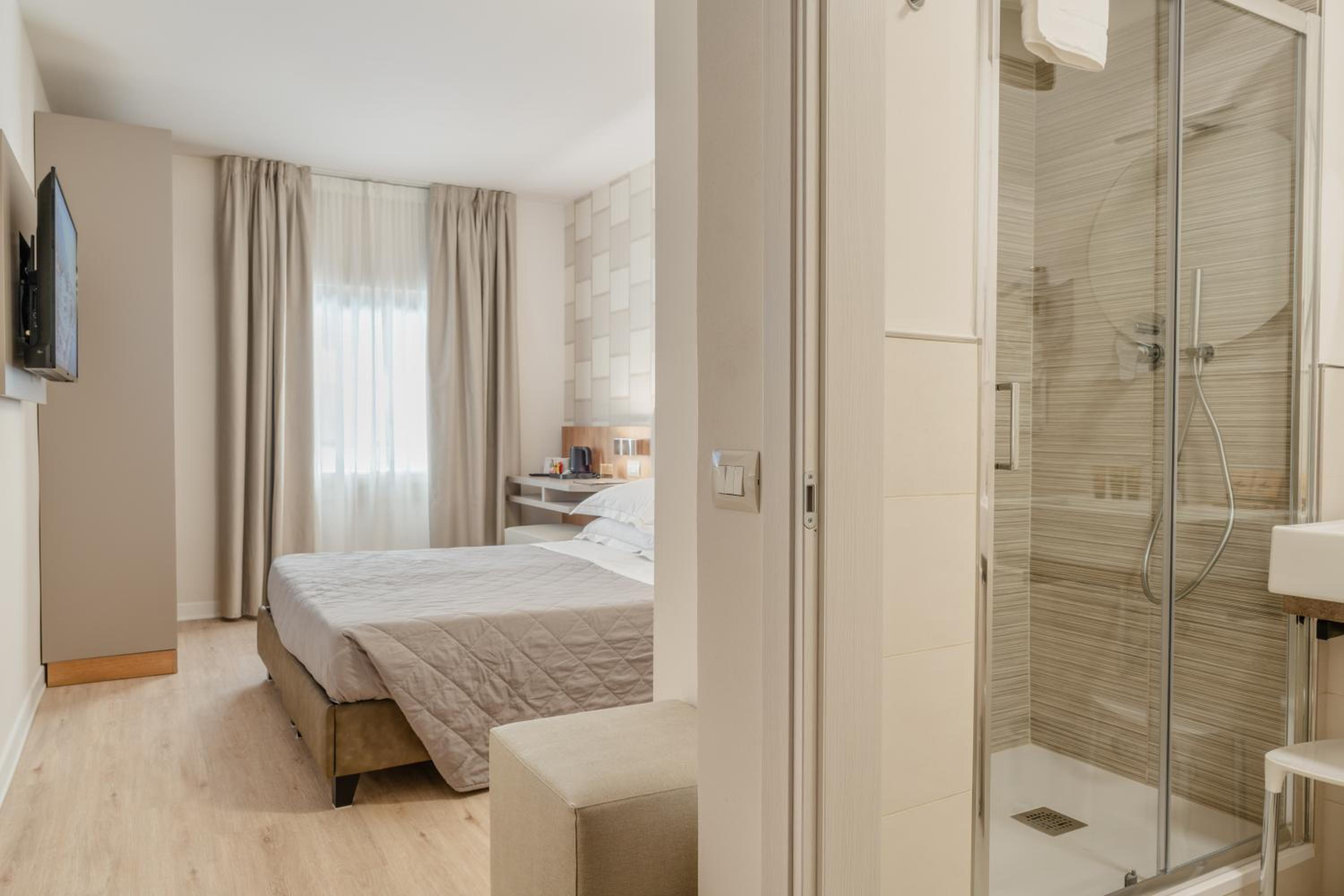 Standard Double or Twin Room - Photo 4