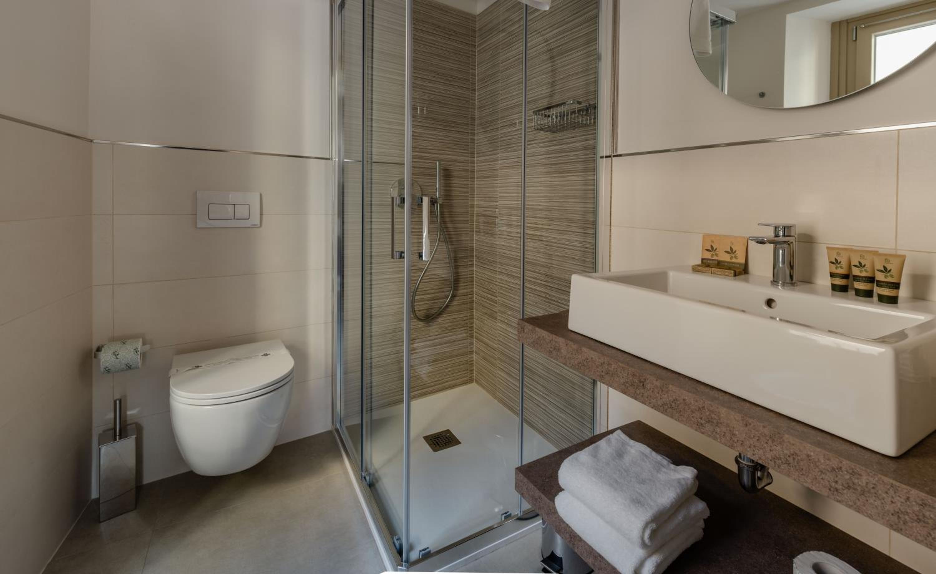 Double or Twin Room with Partial Lake View and Balcony - Photo 2