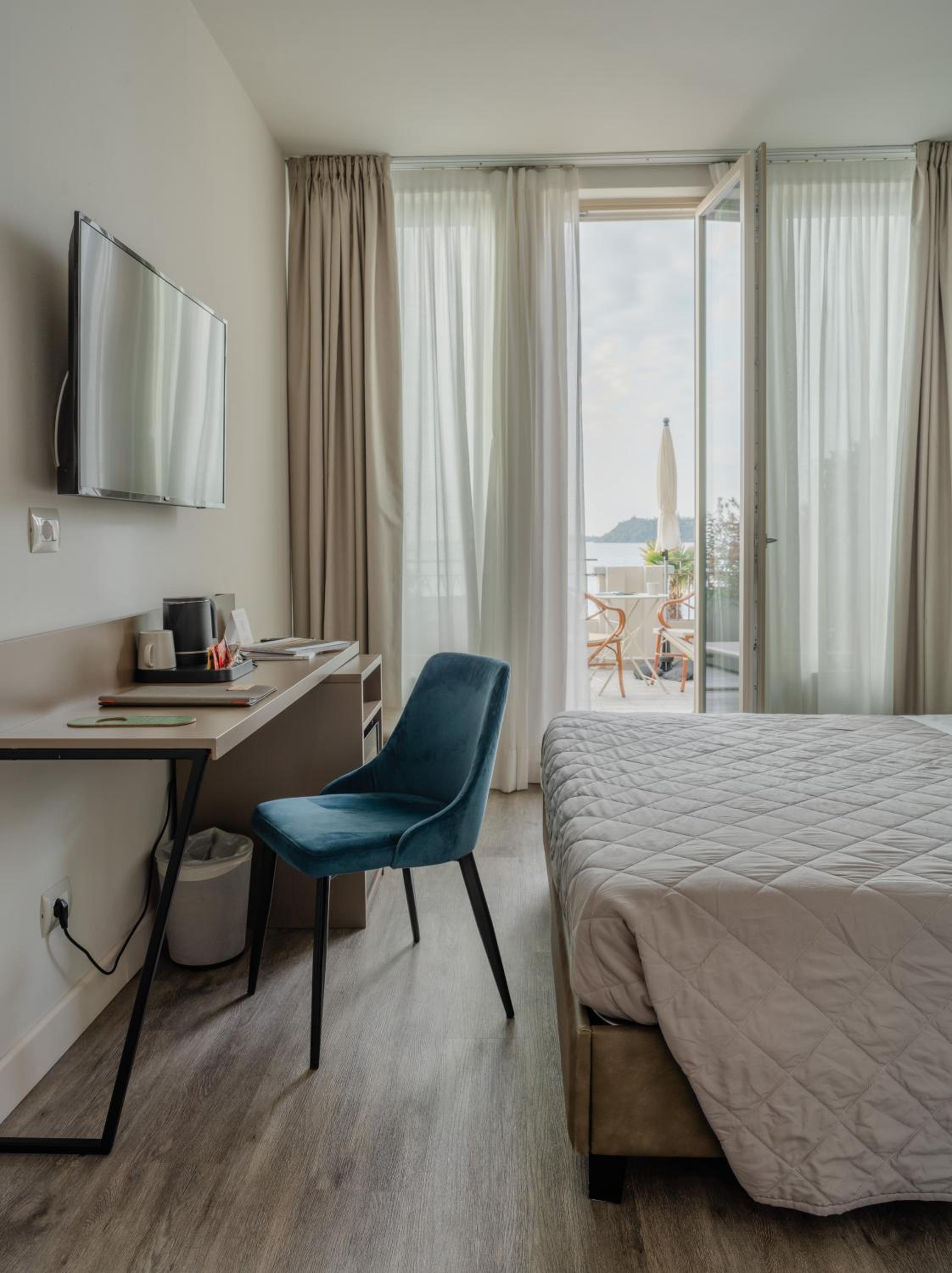 Room with Lake View and Terrace - Photo 7