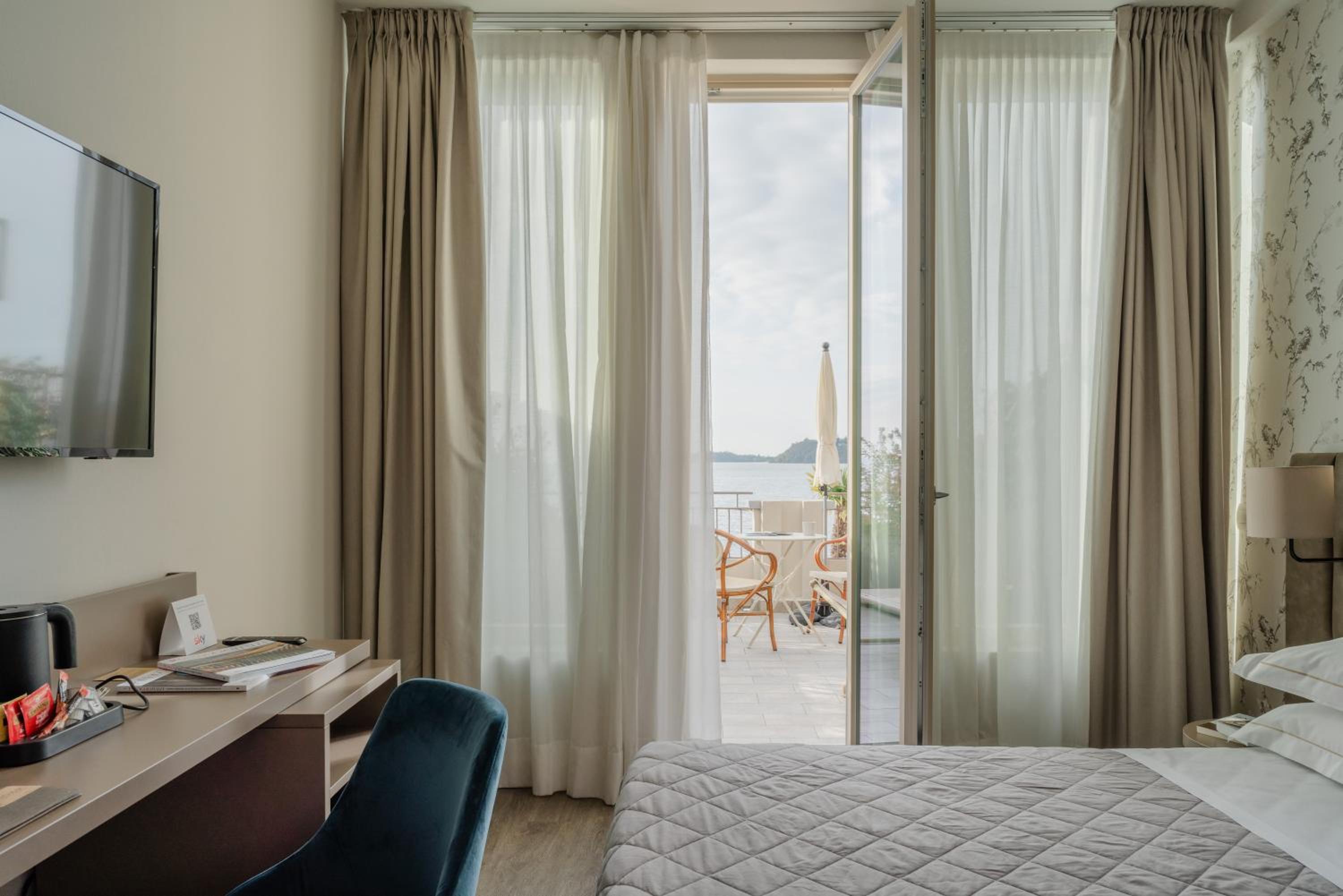 Room with Lake View and Terrace - Photo 4