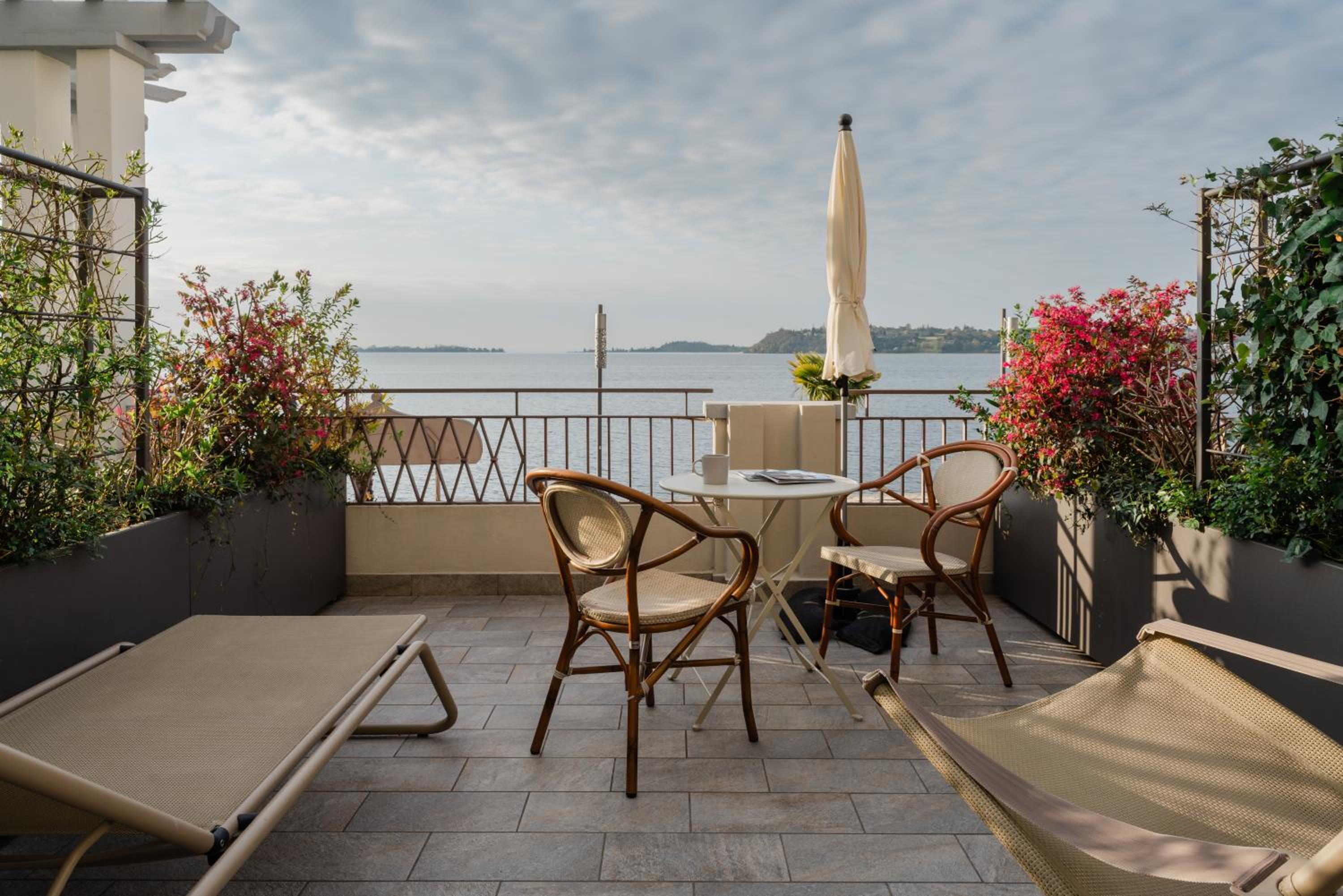 Room with Lake View and Terrace - Photo 6