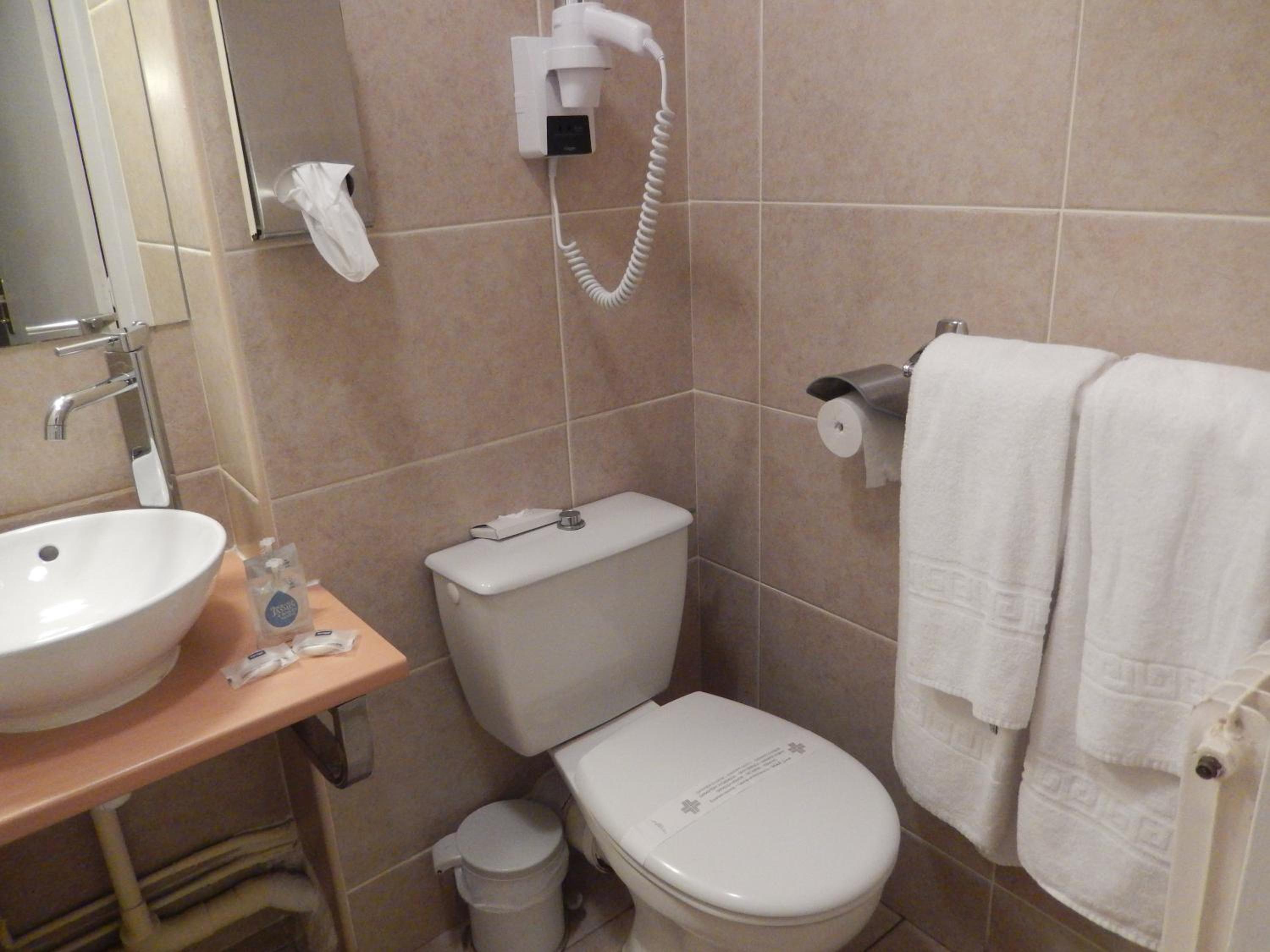 Triple Room (1 Double Bed + 1 Single Bed) - Photo 3