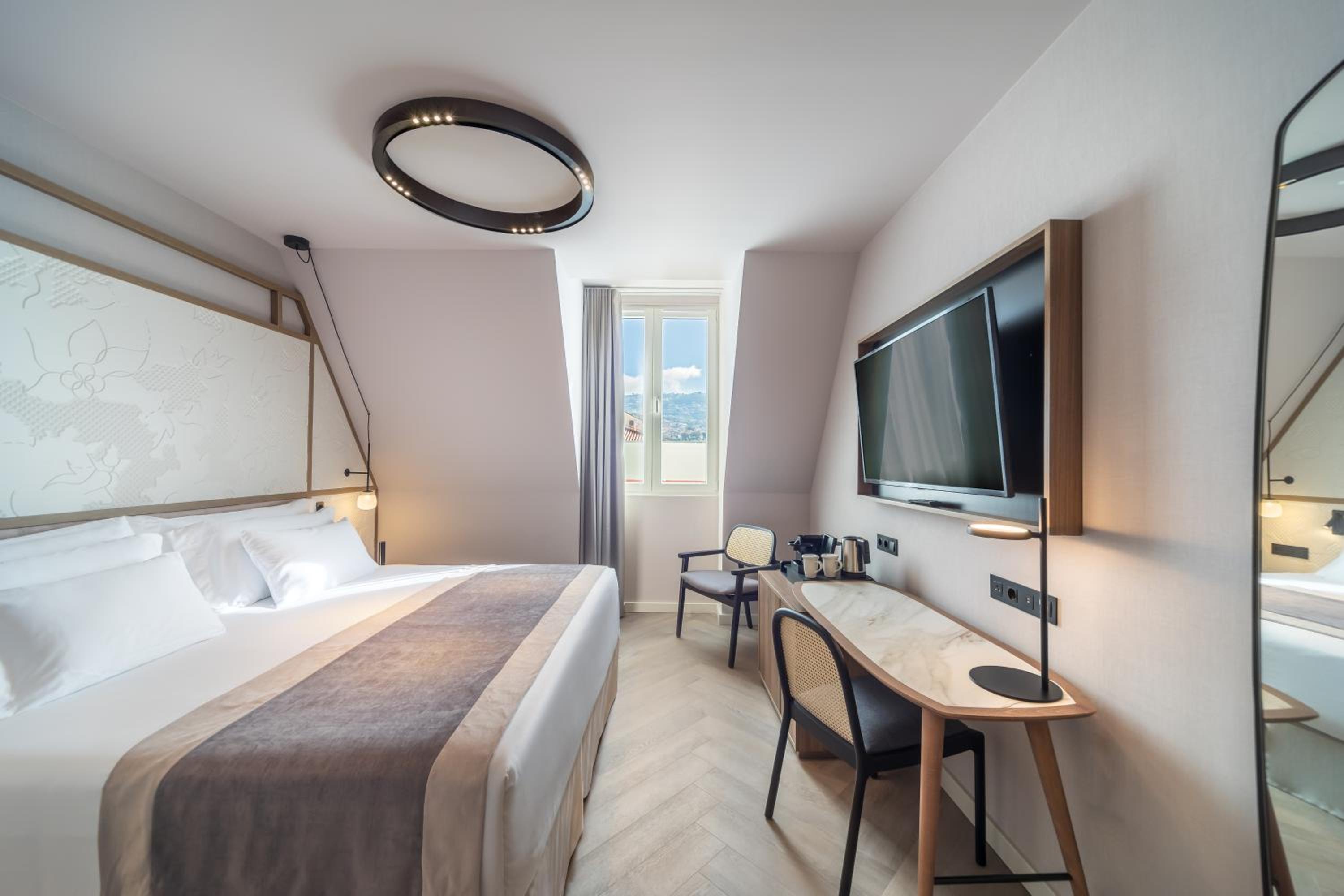 Deluxe Double or Twin Room - Photo 5