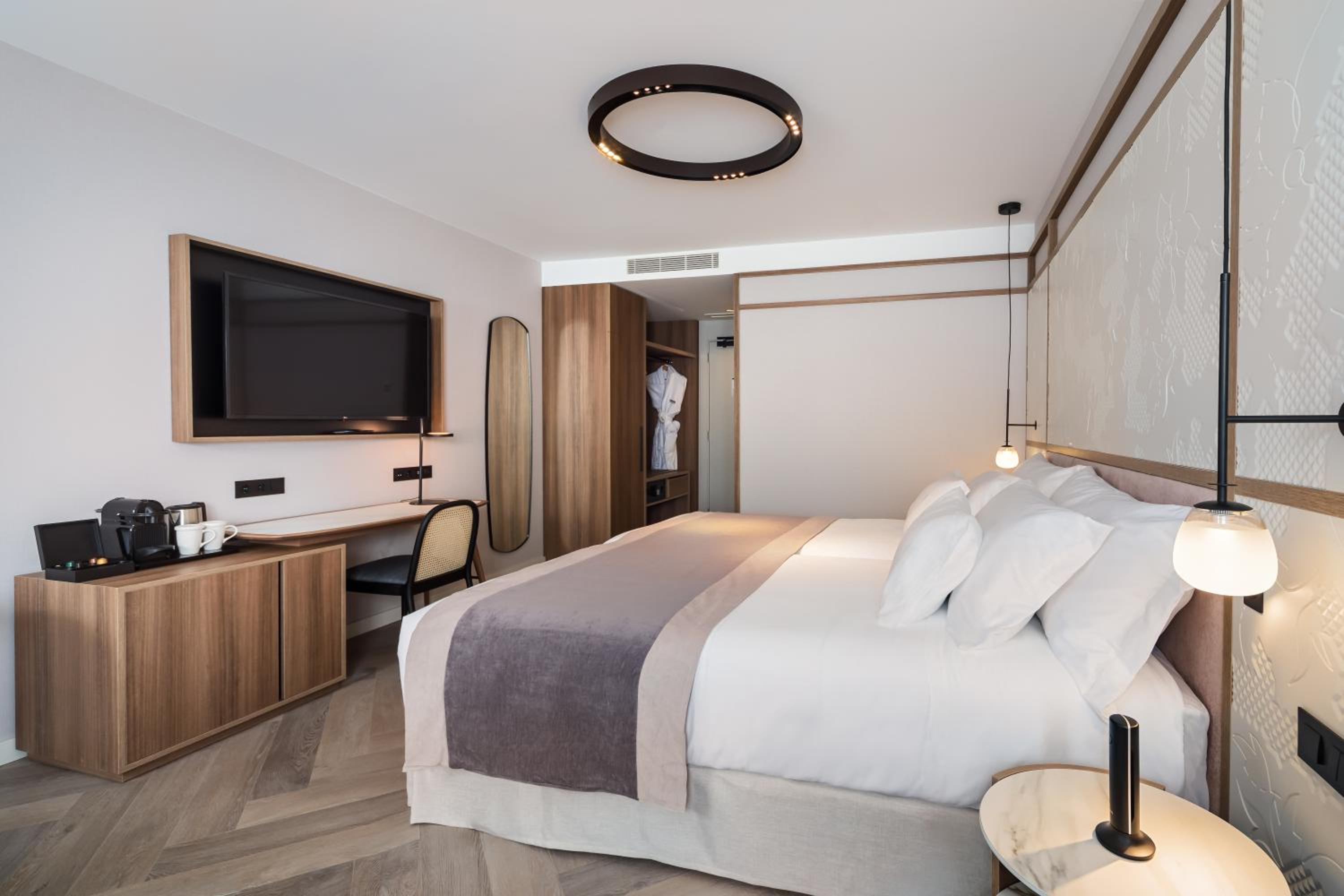 Junior Suite (2 Adults + 1 Child) - Photo 4