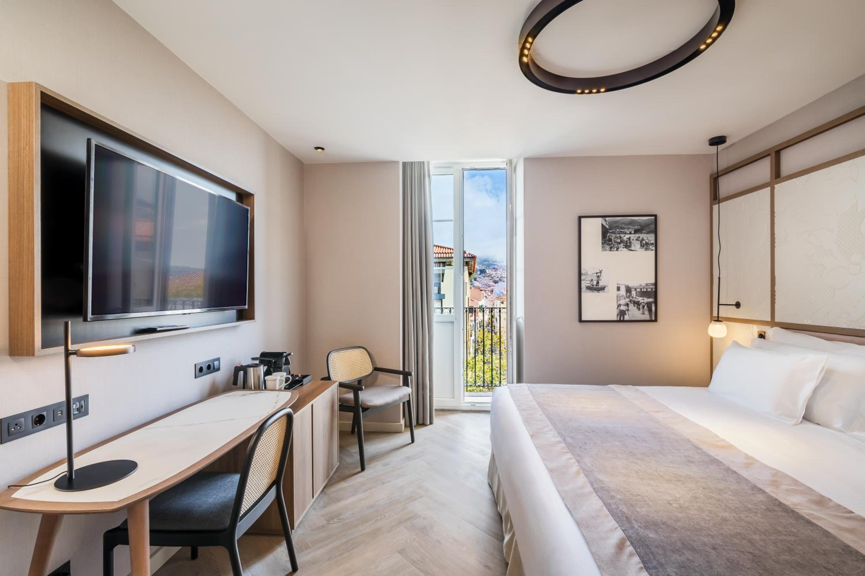 Deluxe Double or Twin Room with City View - Photo 4