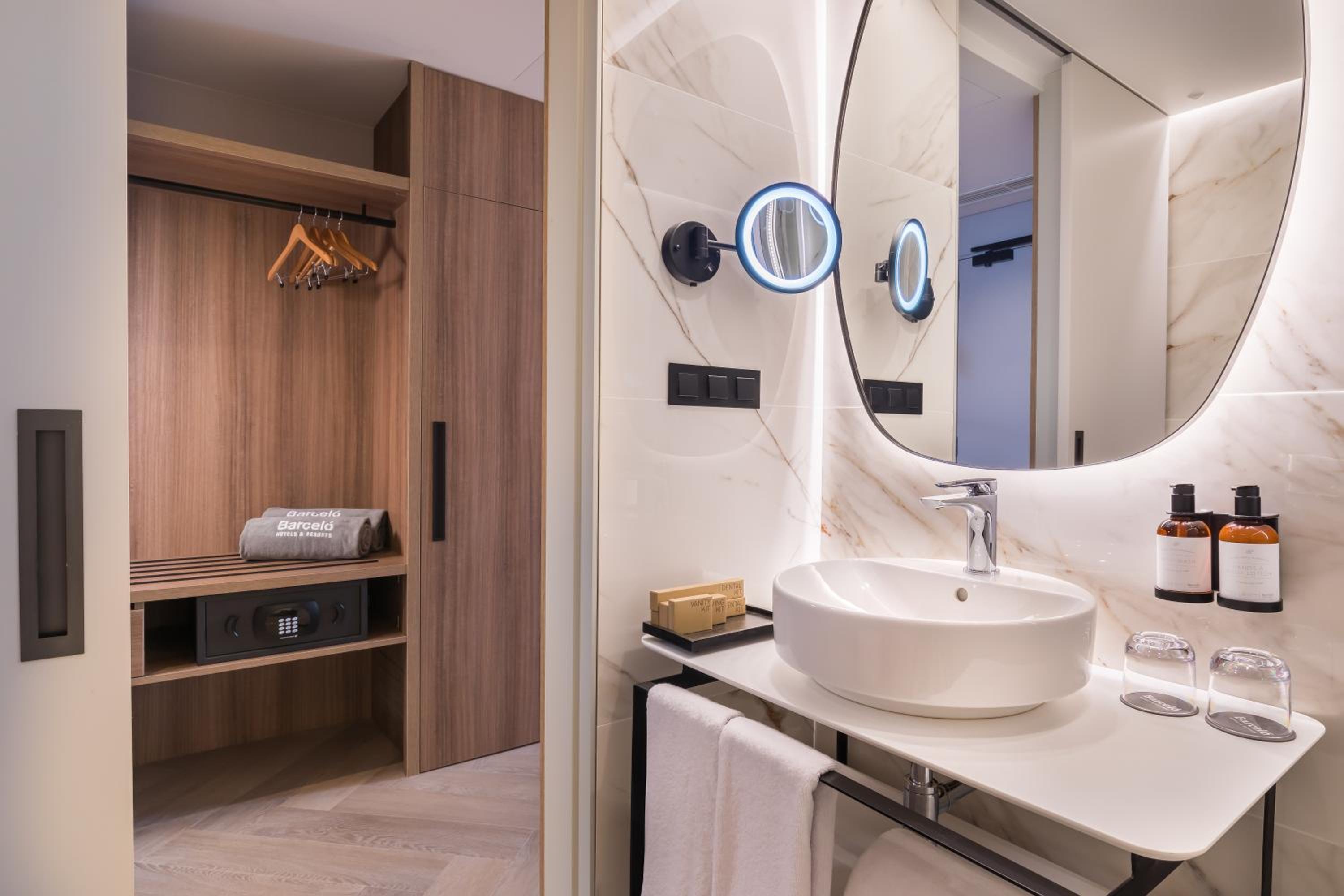 Junior Suite (2 Adults + 1 Child) - Photo 2