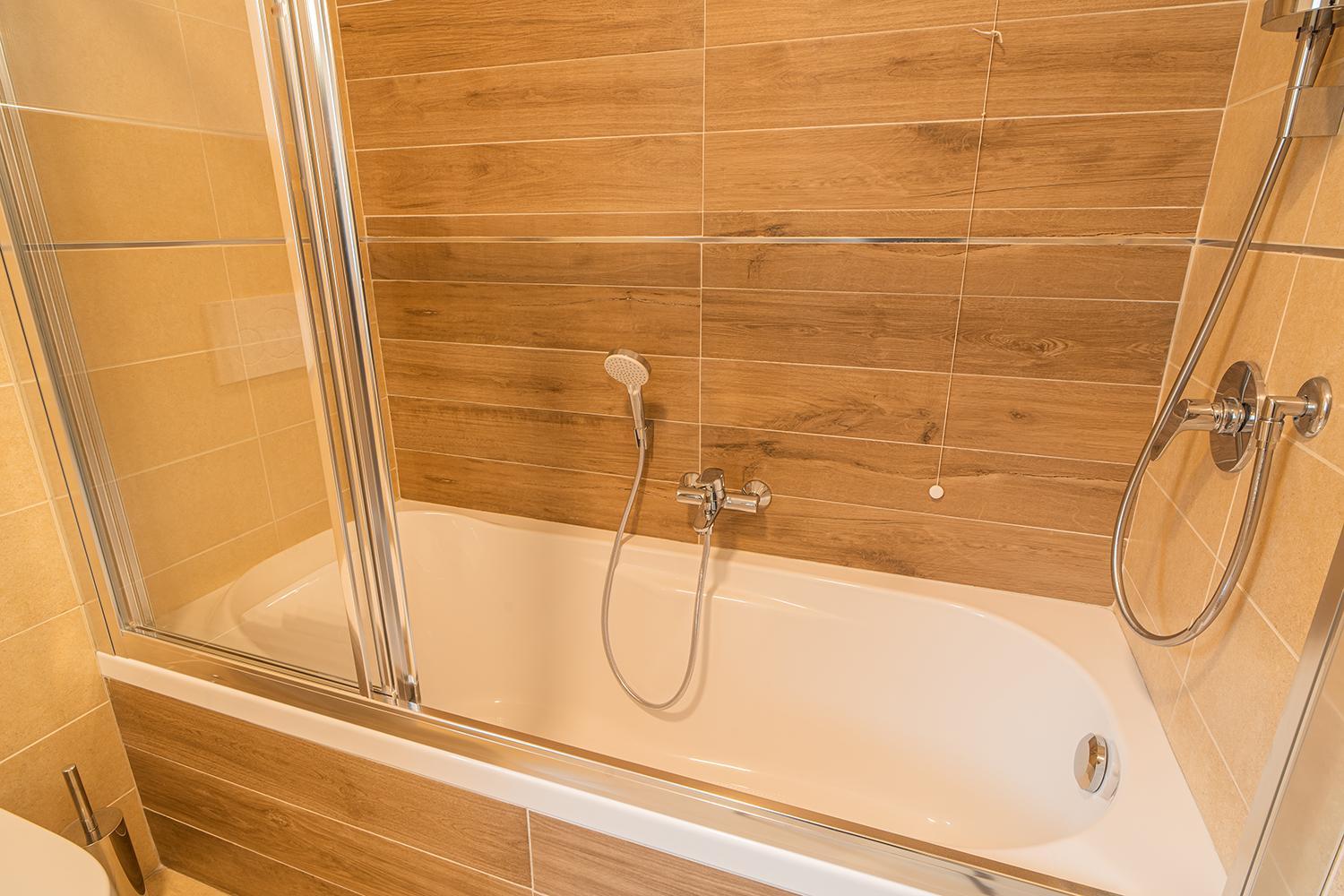 Deluxe Double Room with Bath - Photo 6