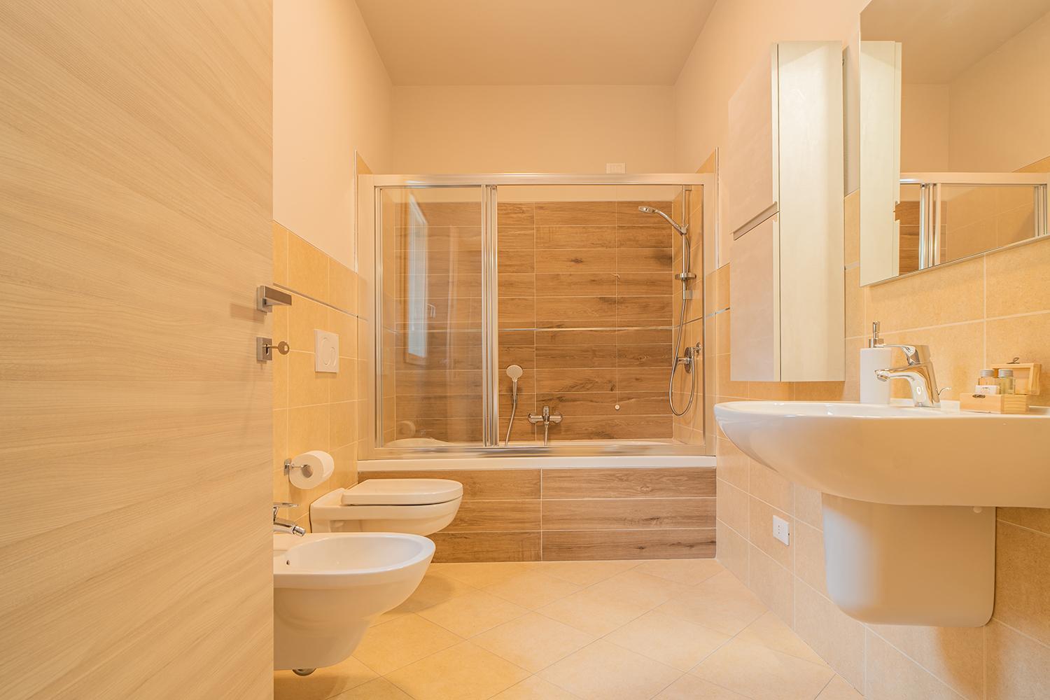Deluxe Double Room with Bath - Photo 5