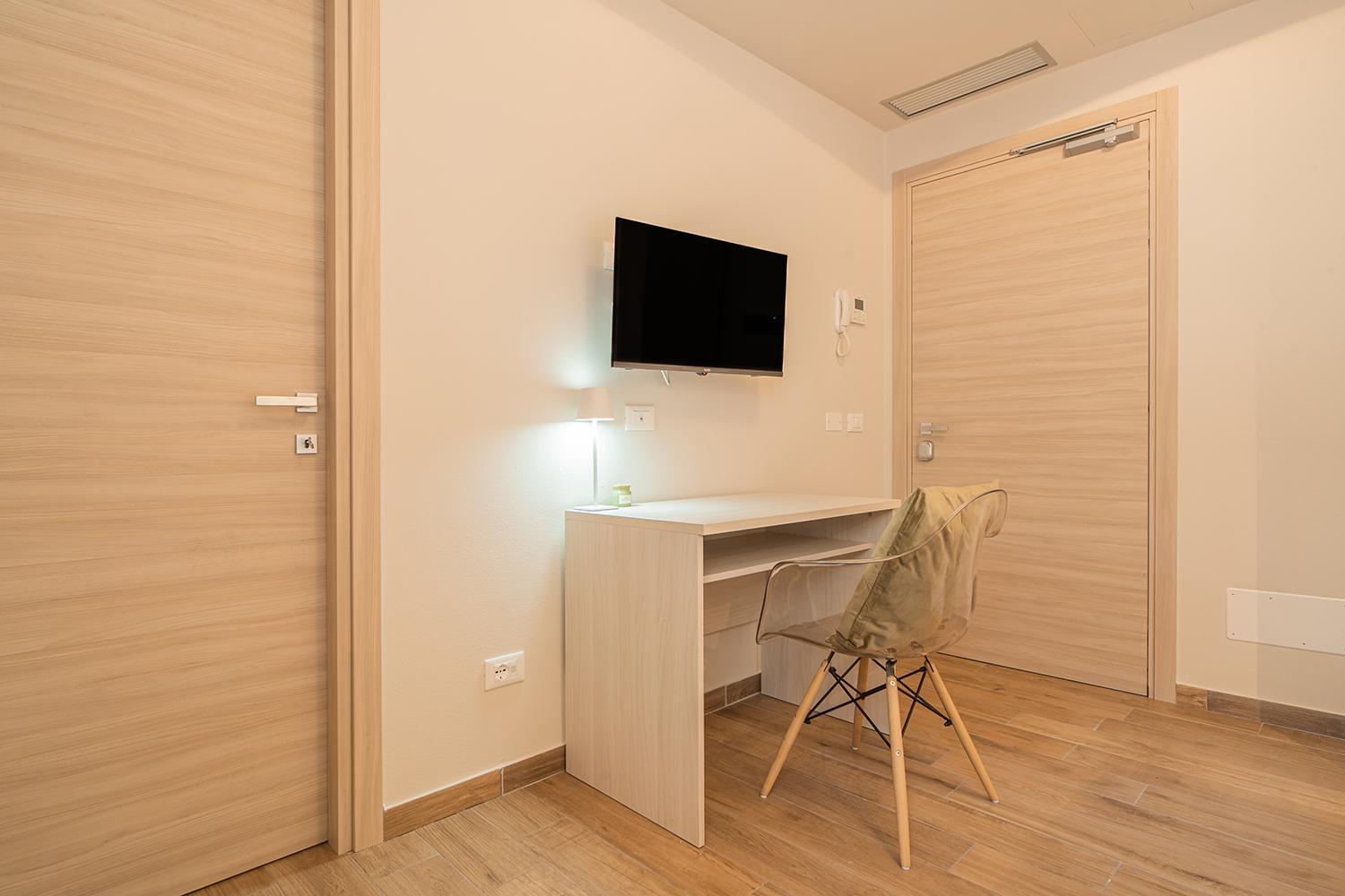 Deluxe Double Room with Bath - Photo 4