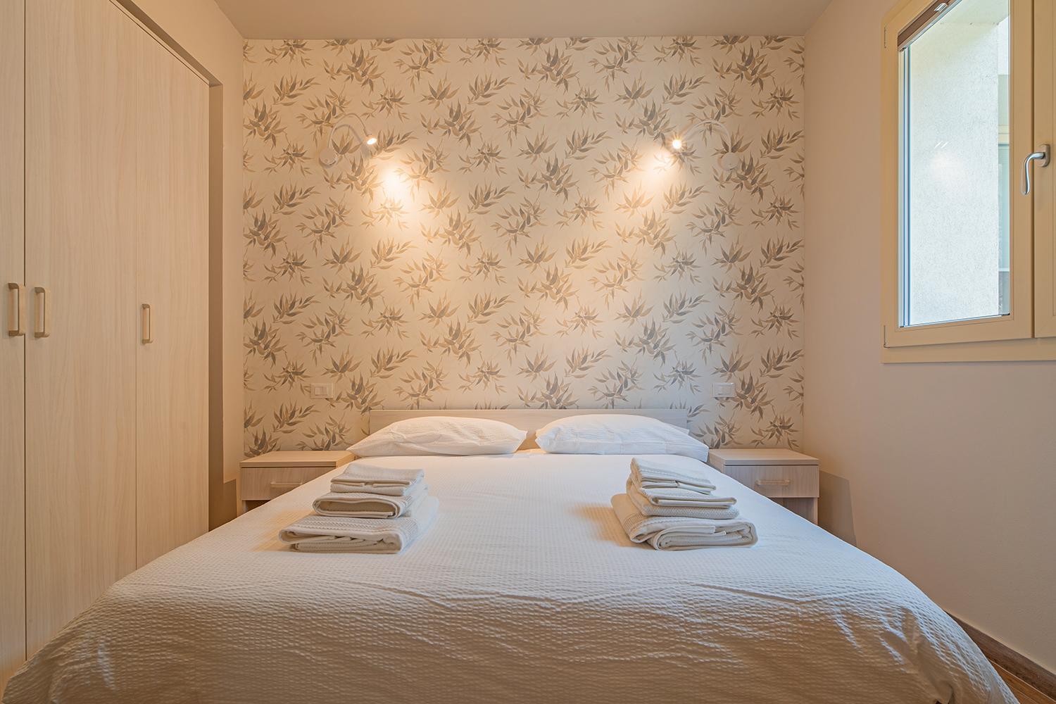 Deluxe Double Room with Bath - Photo 2