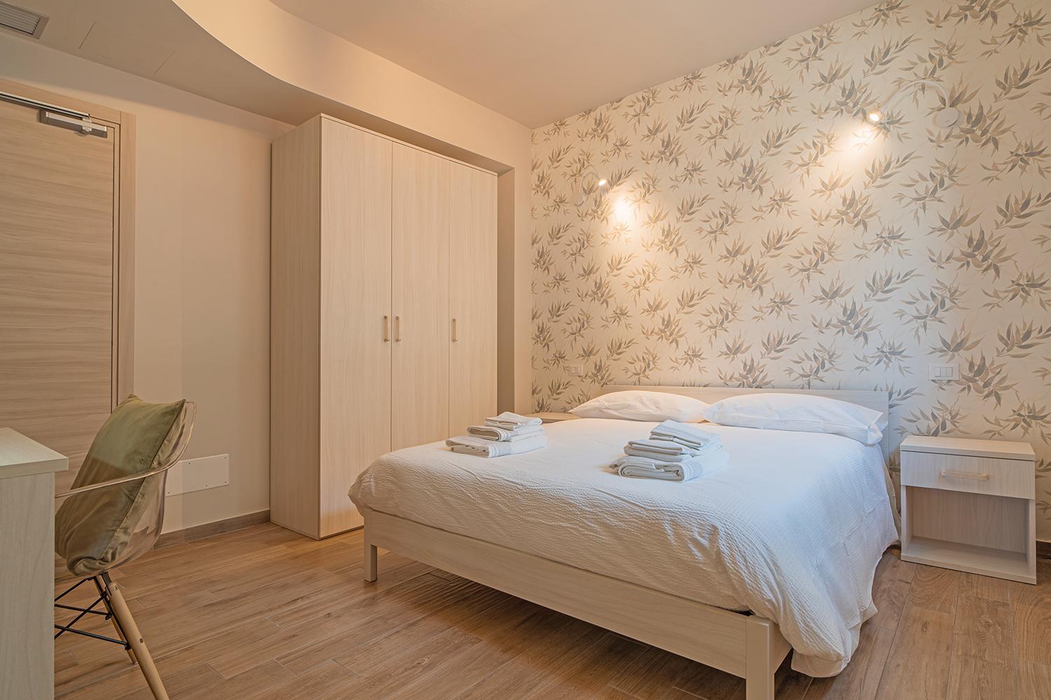 Deluxe Double Room with Bath - Photo 1
