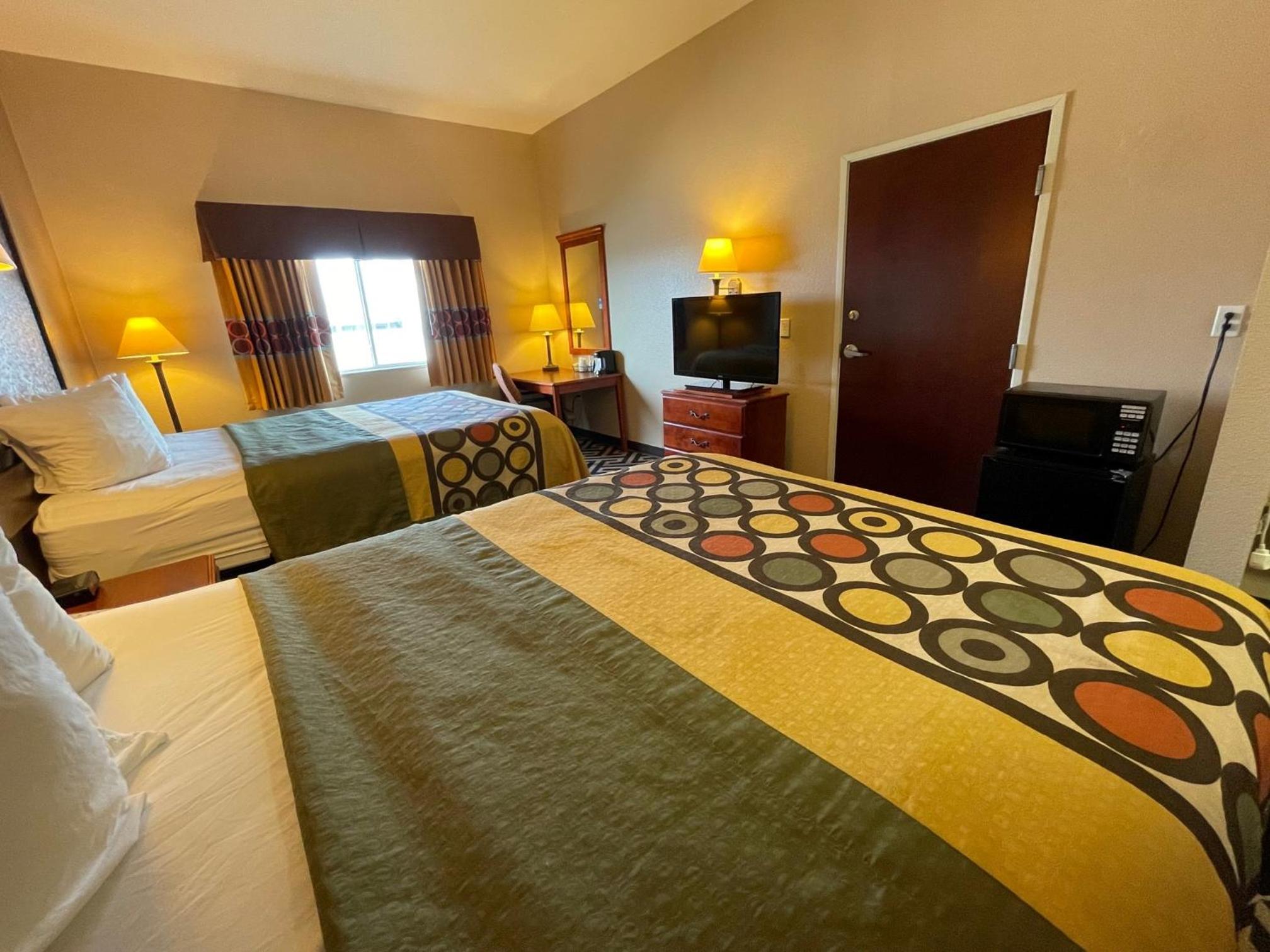 Queen Room with Two Queen Beds - Non-Smoking - Photo 3