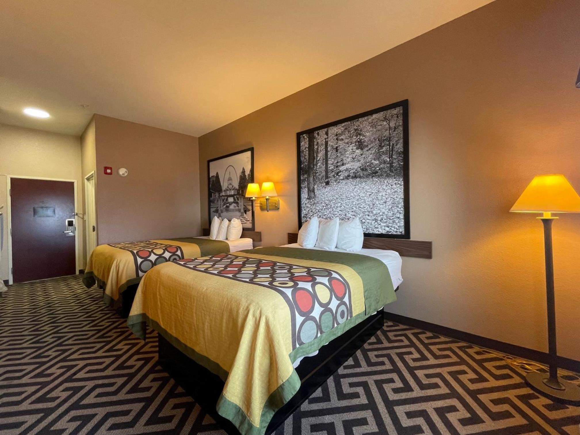 Queen Room with Two Queen Beds - Non-Smoking - Photo 2