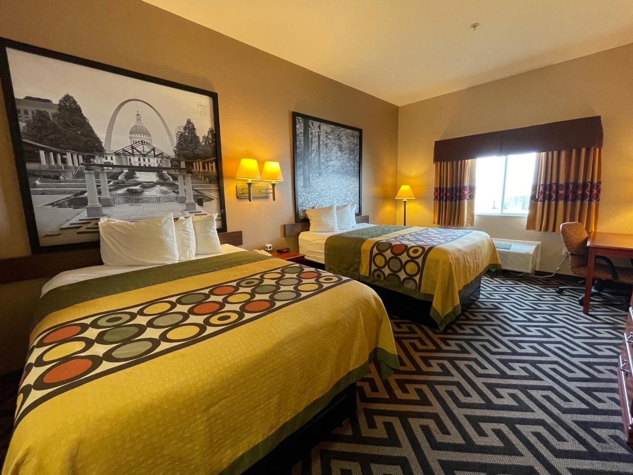 Queen Room with Two Queen Beds - Non-Smoking - Photo 5