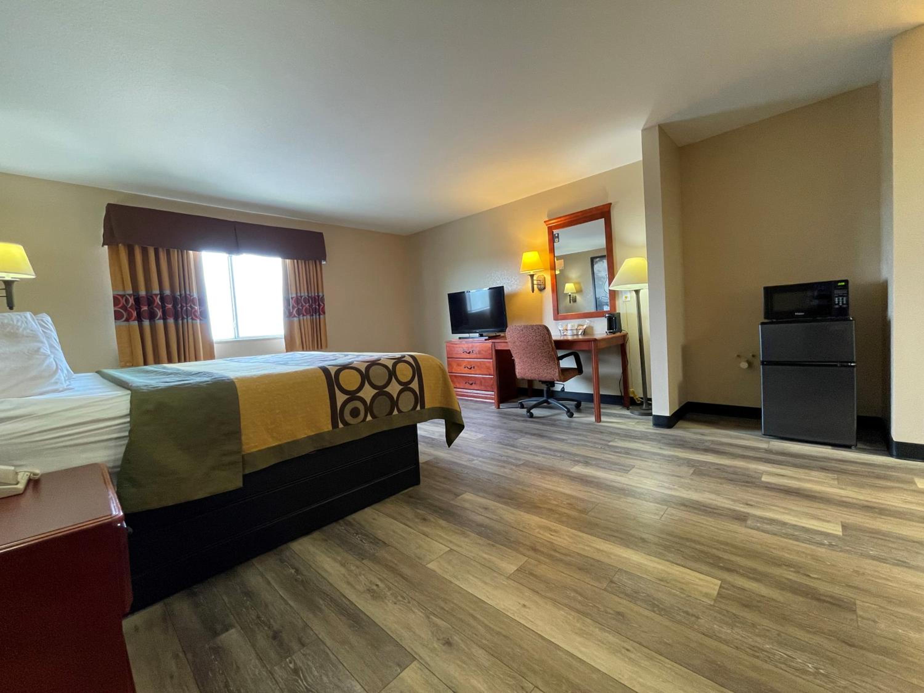 King Room - Pet Friendly/Non-Smoking - Photo 5