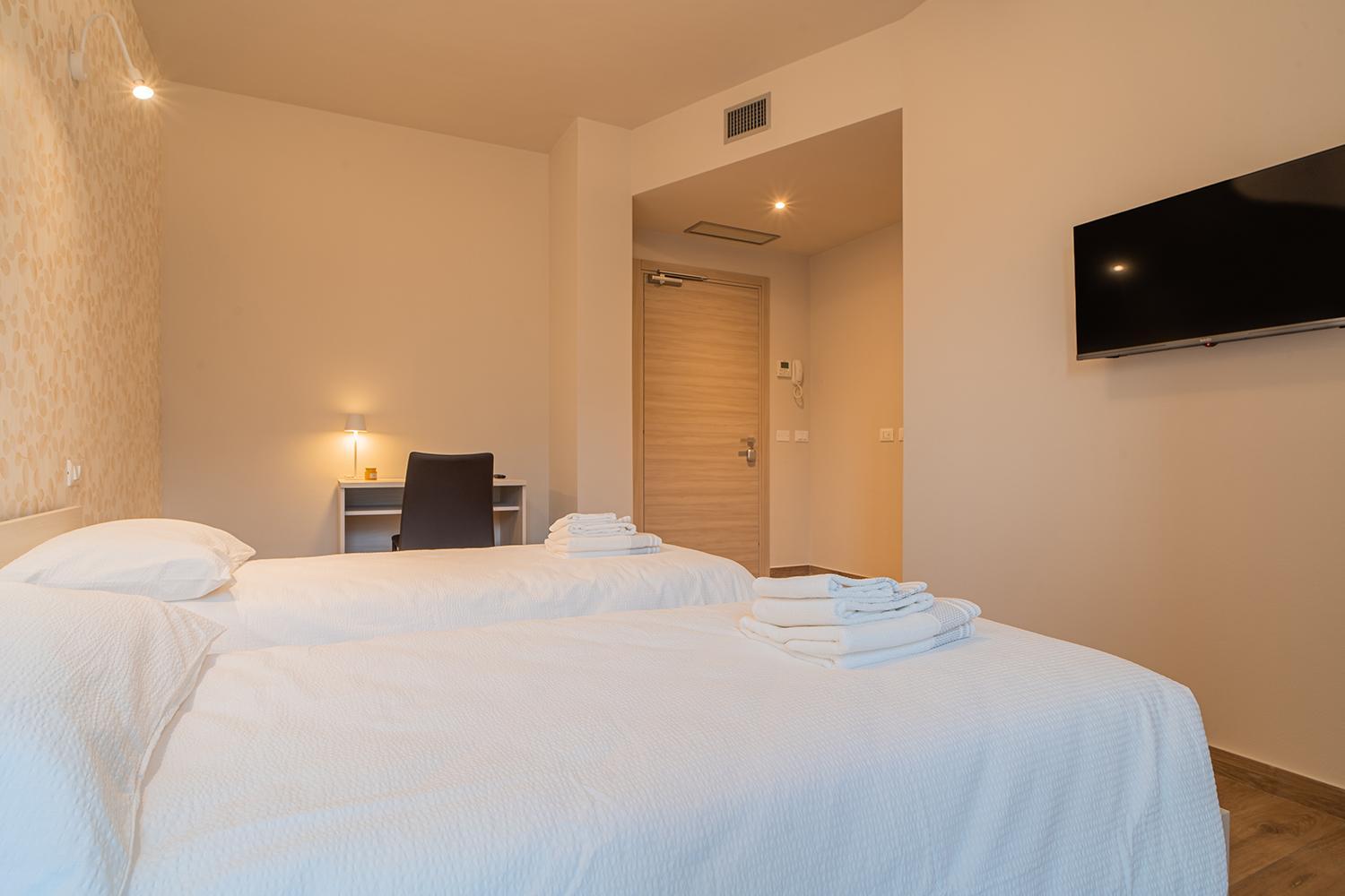 Twin Room with Balcony - Photo 3