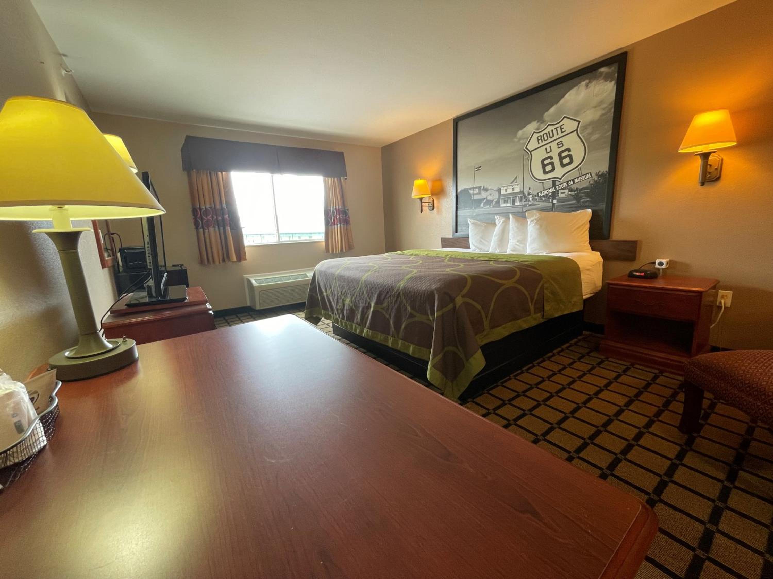 King Room - Non-Smoking - Photo 2