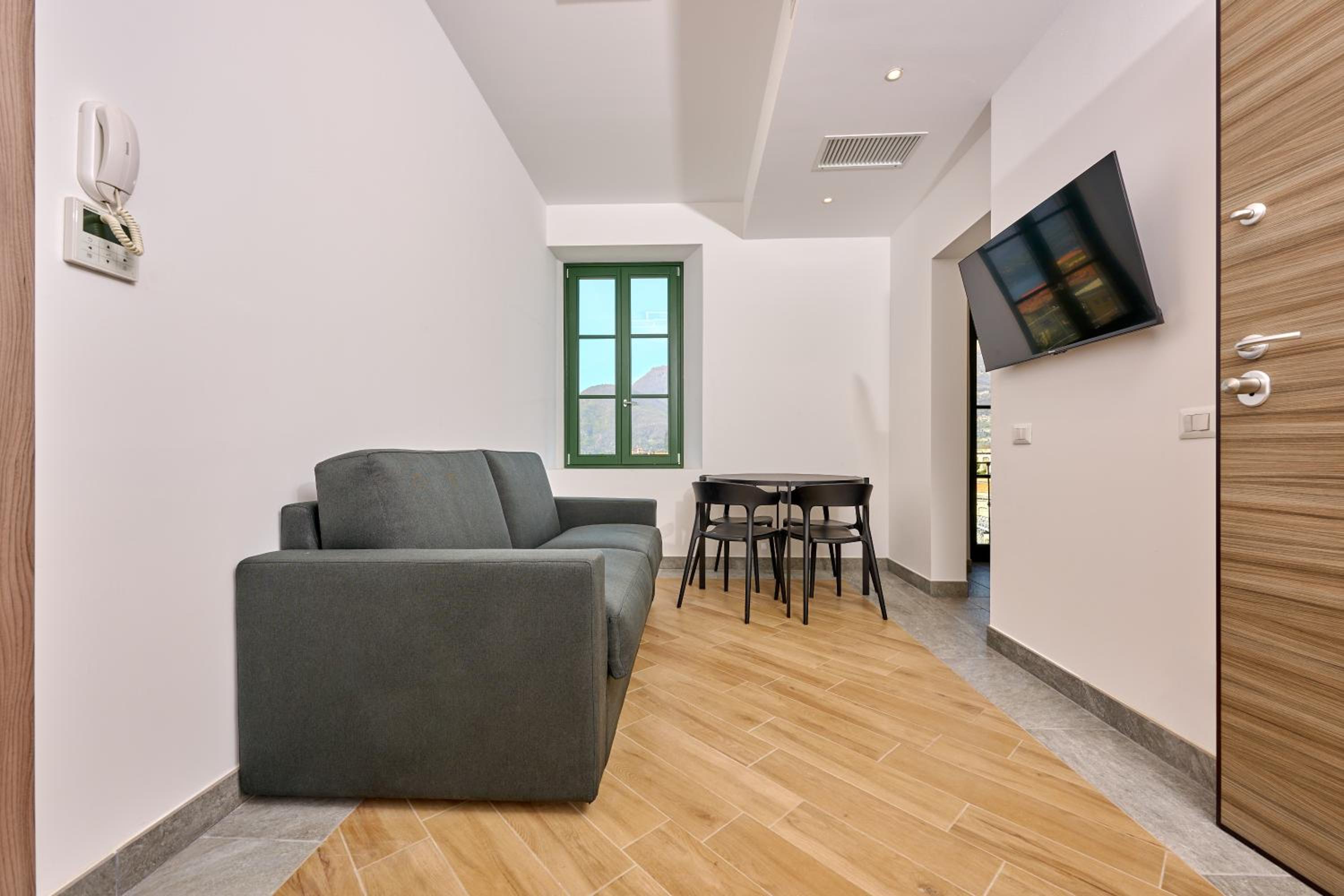 Apartment with Lake View