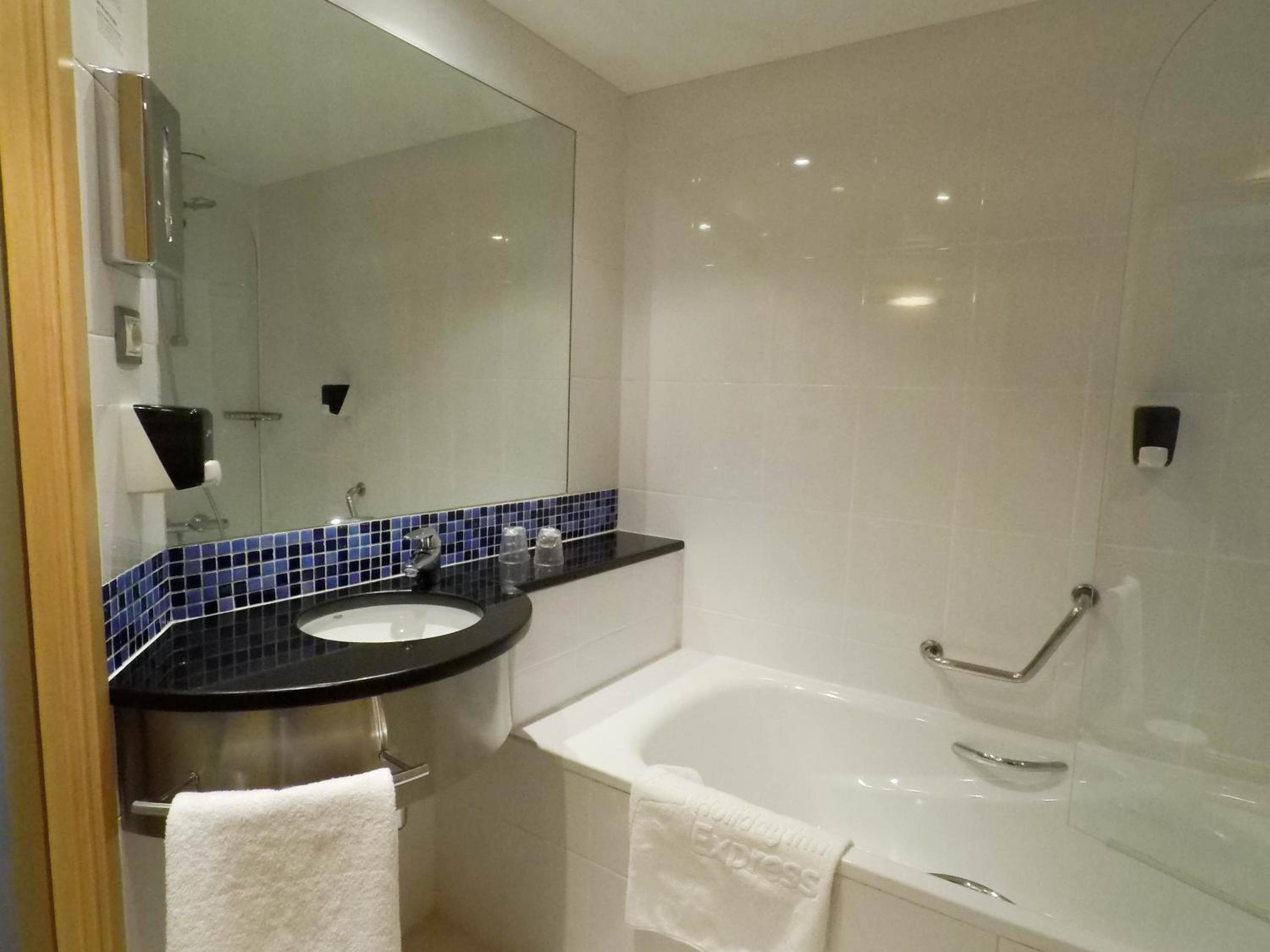 Standard Room with Free Breakfast - Photo 4