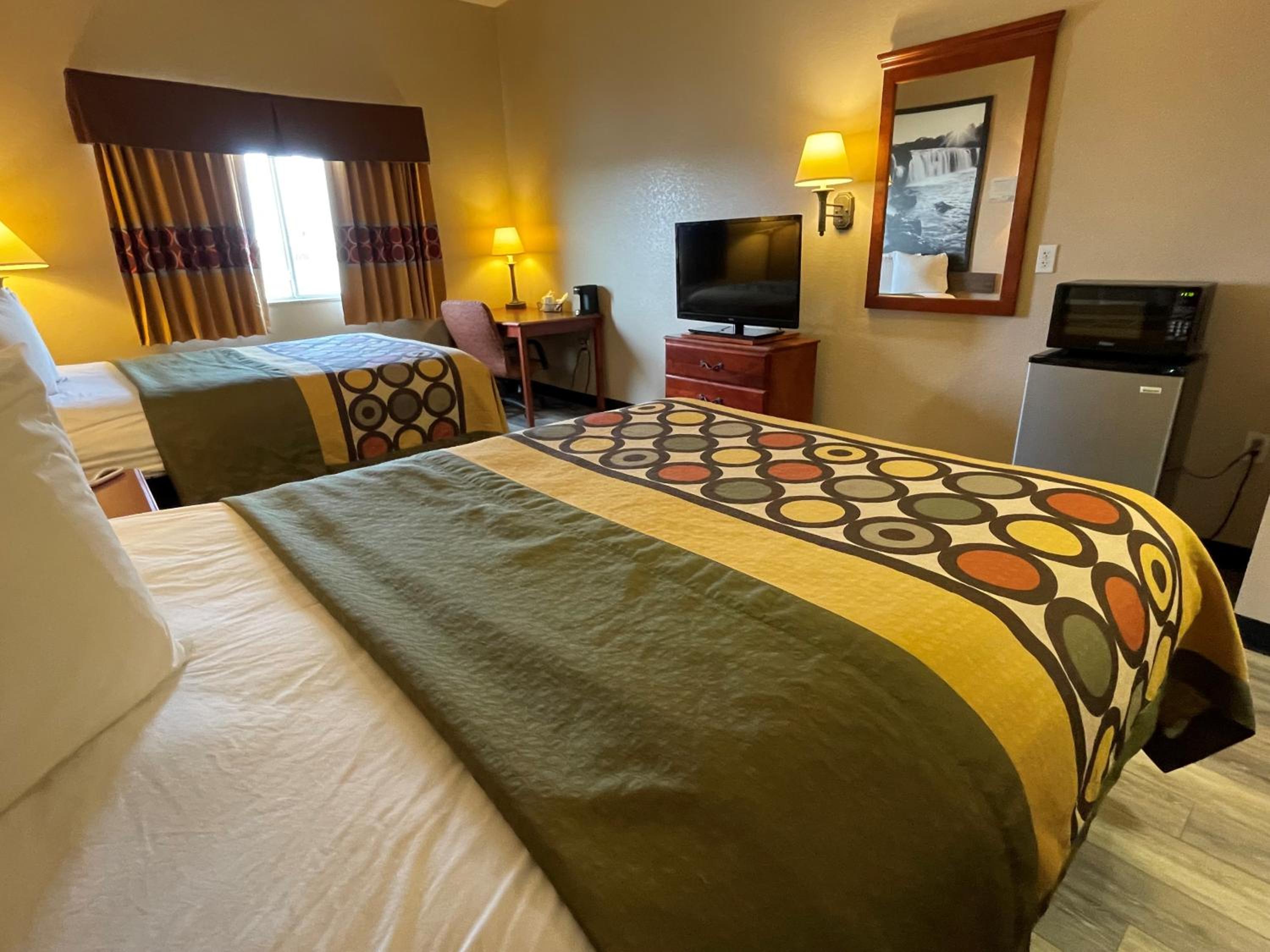 Queen Room with Two Queen Beds and Roll-In Shower - Mobility Accessible/Non-Smoking - Photo 3