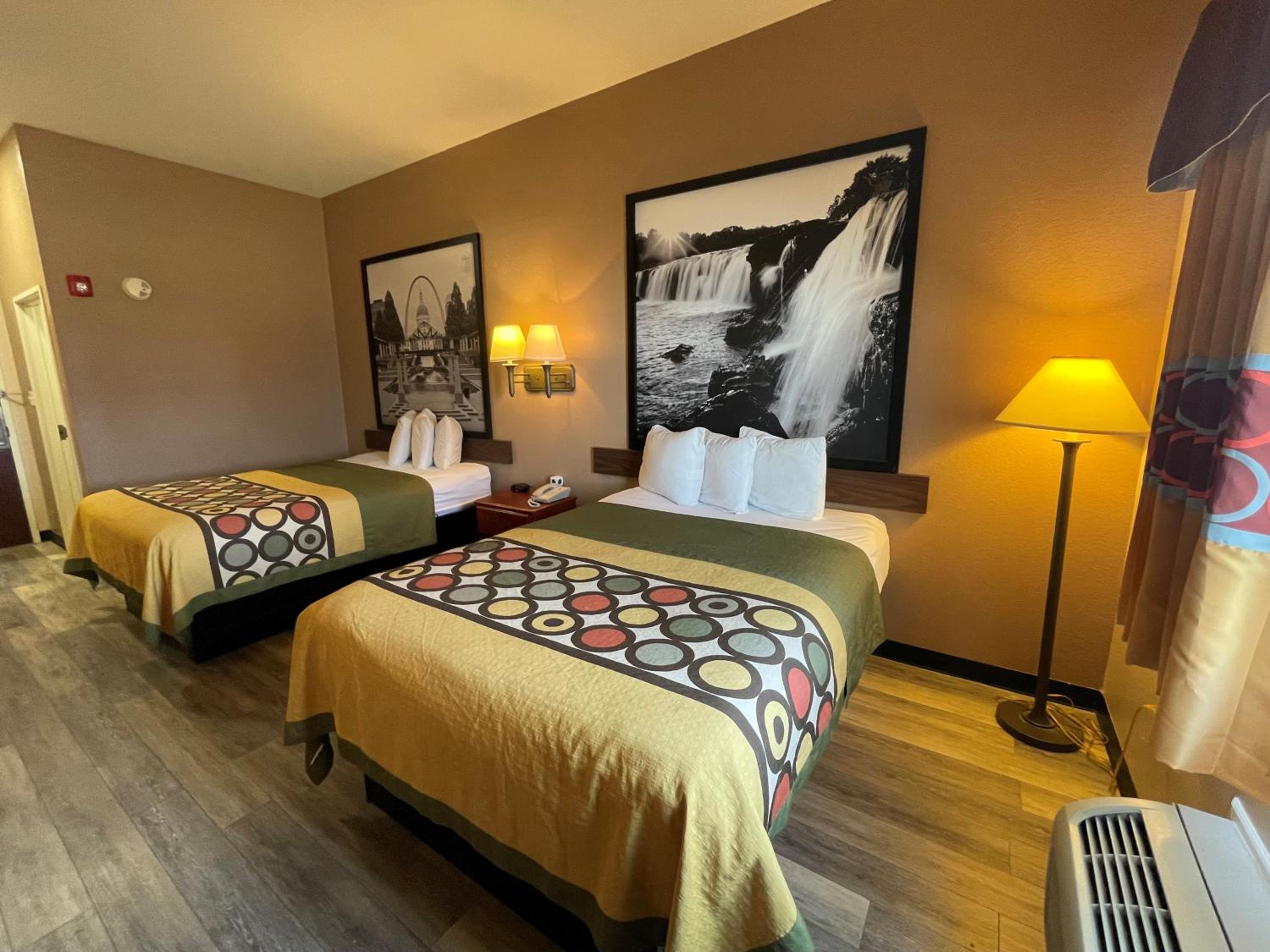 Queen Room with Two Queen Beds and Roll-In Shower - Mobility Accessible/Non-Smoking - Photo 4