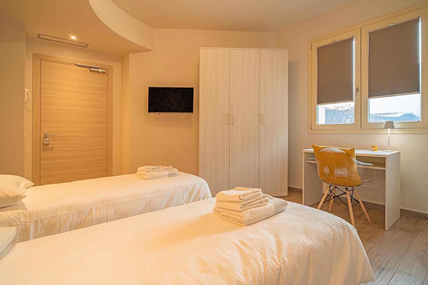Large Twin Room - Photo 2