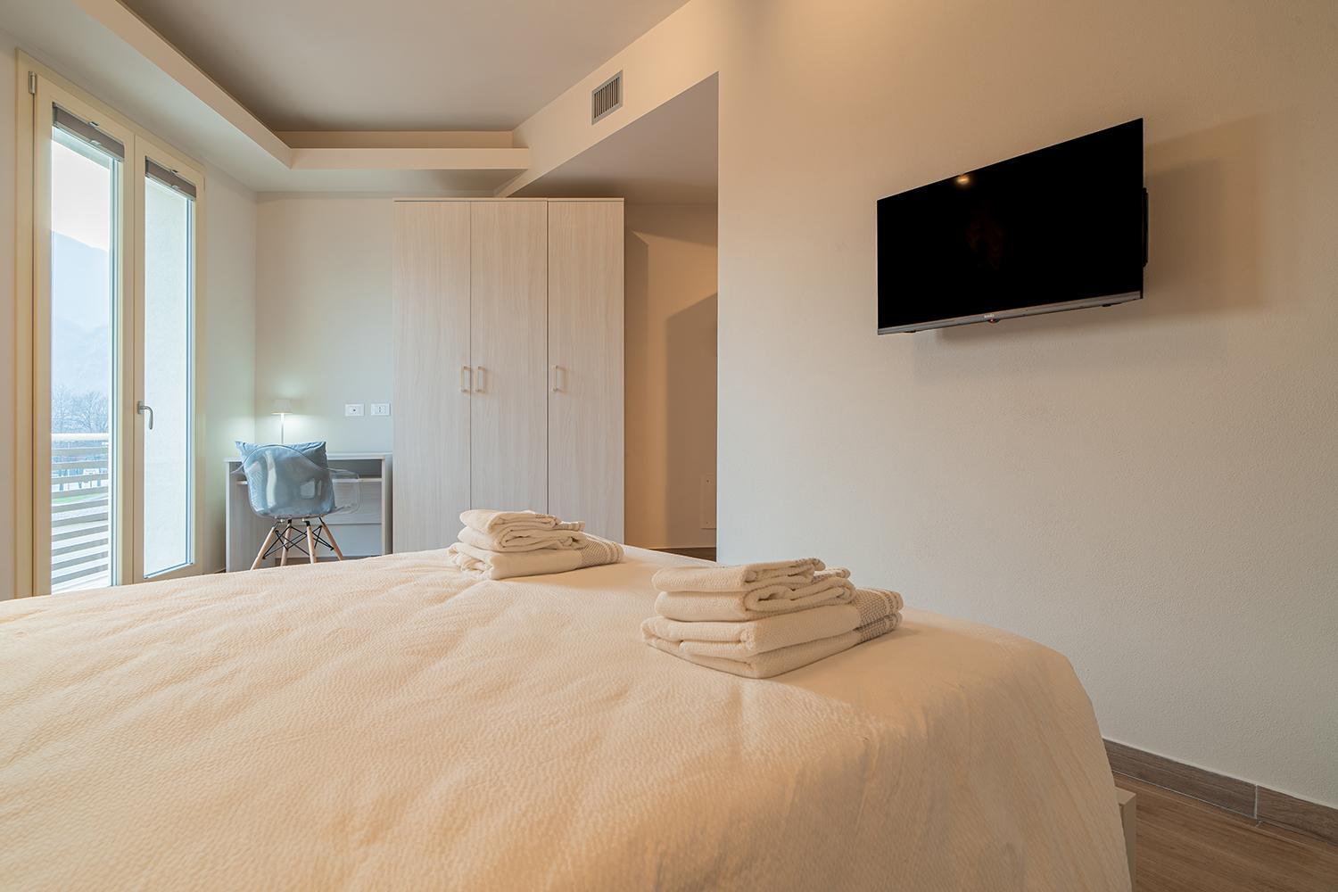King Room with Balcony - Photo 5